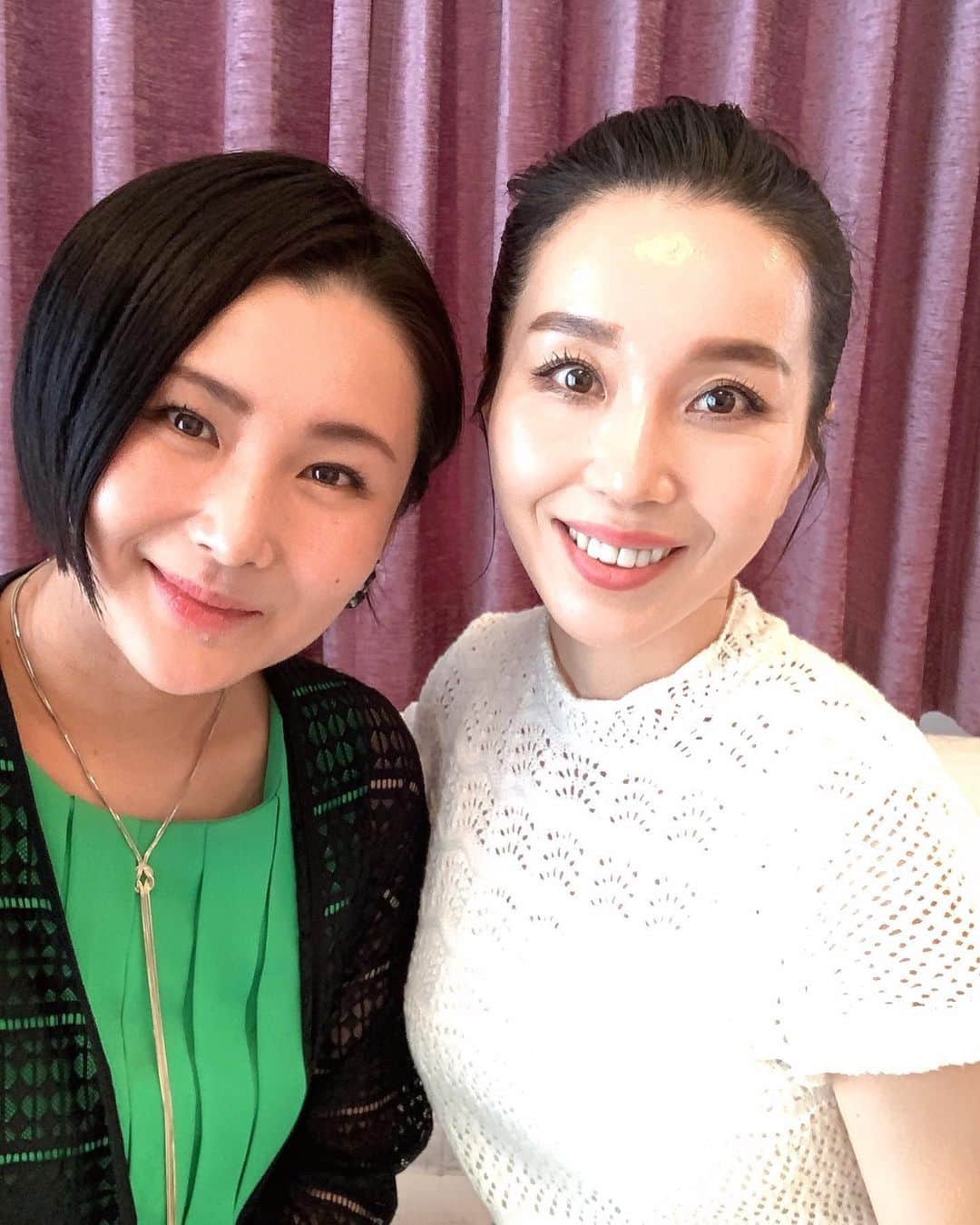 服部水季さんのインスタグラム写真 - (服部水季Instagram)「【再会に乾杯】  先日、1年ちょいぶりにフラスカティさんへ。 ここやっぱり美味しい💕 私がアクアパッツァという料理に出会って衝撃を受けたお店。 (イタリアンパセリの美味しさに目覚めた)  そしてバーニャカウダのブームよりもっと前から、お店の看板メニューであるバーニャカウダ。 ここの美味しさに衝撃で家でニンニクを牛乳で煮ながら、ソースも作ったな。  夫と行った時は、軍鶏の美味しさが想像を越えてきた。  この歳になると、想像を超える味や、衝撃的に美味しいって多くはない気がするんだ。 (美味しいものいっぱい食べてる方は違うかも)  ここは私に3つ衝撃を与えてくれてて、お料理のインスピレーションをくれた店☺️  この日、久々に会った riekoちゃん。 4、5年ぶり？ いい意味で、ビジュアルも仕事も変わってて、イキイキワクワクな人生が止まらない感じで刺激になった💕💕💕  帰り、お家の寄ってくれて写真を撮った時。 可愛いを、美しい、にパワーアップする笑顔を簡単に伝授💕  7枚目 1分後に 8枚目のお顔になった💕💕💕  たのし😄😄😄☺️☺️☺️💕💕💕  ありがと❤️ また会おうね❤️❤️  #豊橋 #レストラン #ランチ #イタリアン」6月23日 20時22分 - yoginimizuki