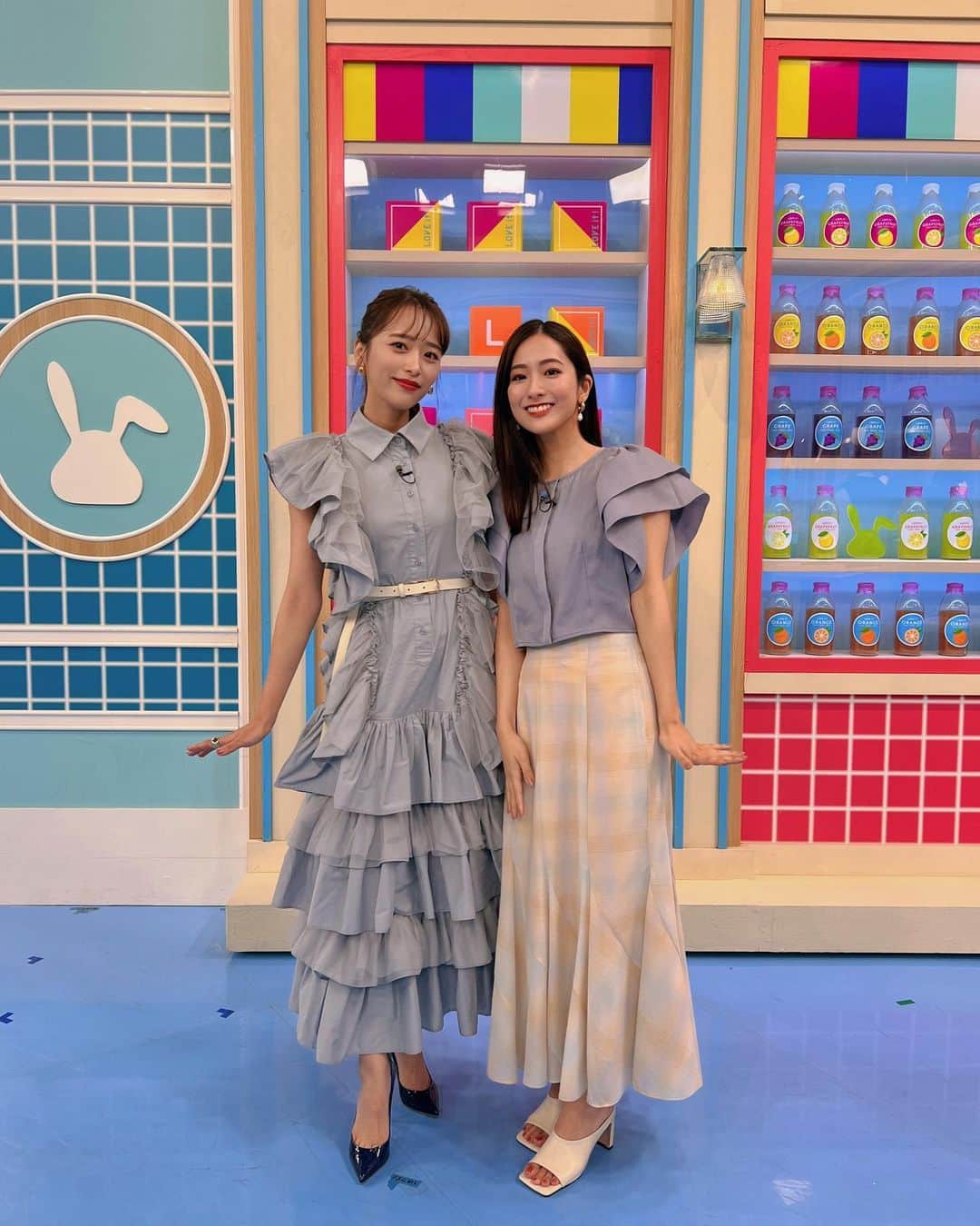 近藤千尋のインスタグラム：「今日も一日 ありがとうございました💕🐰📺 ラヴィットから始まり、 アップのコメンテーターの日でした❤️  衣装はこんな感じでした🤍🤍 まこちんと似てたからパシャリ📷💕 今日のラヴィットはオープニングも 盛りだくさん過ぎて またTVerで見よっと😘  ZAZYさん(小田さん)が すごいスタッフさんに囲まれてる絵が カオスすぎた。。笑💕☺️  #近藤千尋衣装  ラヴィット⬇️  one-piece @labelleetude_official pierce @sararth_jewelry shoes @dianashoespress  アップ⬇️  one-piece @poloralphlauren pierce @sararth_jewelry shoes @randa_pic」