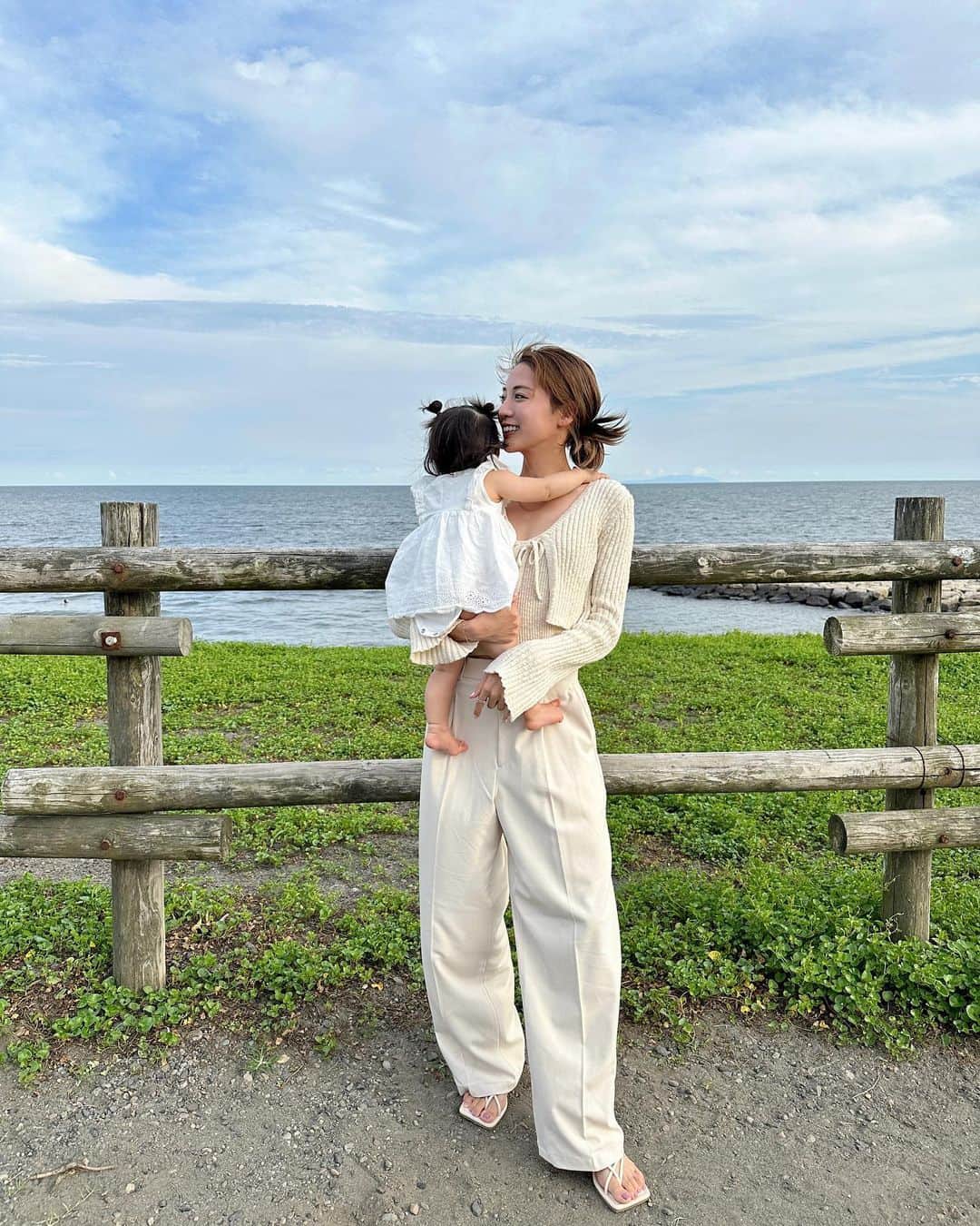 志田友美（ゆうみん）のインスタグラム：「🐬🫧‪🩵  👶🏼といる時の白コーデは覚悟です  tops＆shoes @tothesea_hawaii  bottom @uniqlo_jp  ワイドパンツは丈長めのちょい引きずるかな？くらいで 裾上げしてもらった🎶   #女の子ママ #10ヶ月ベビー」