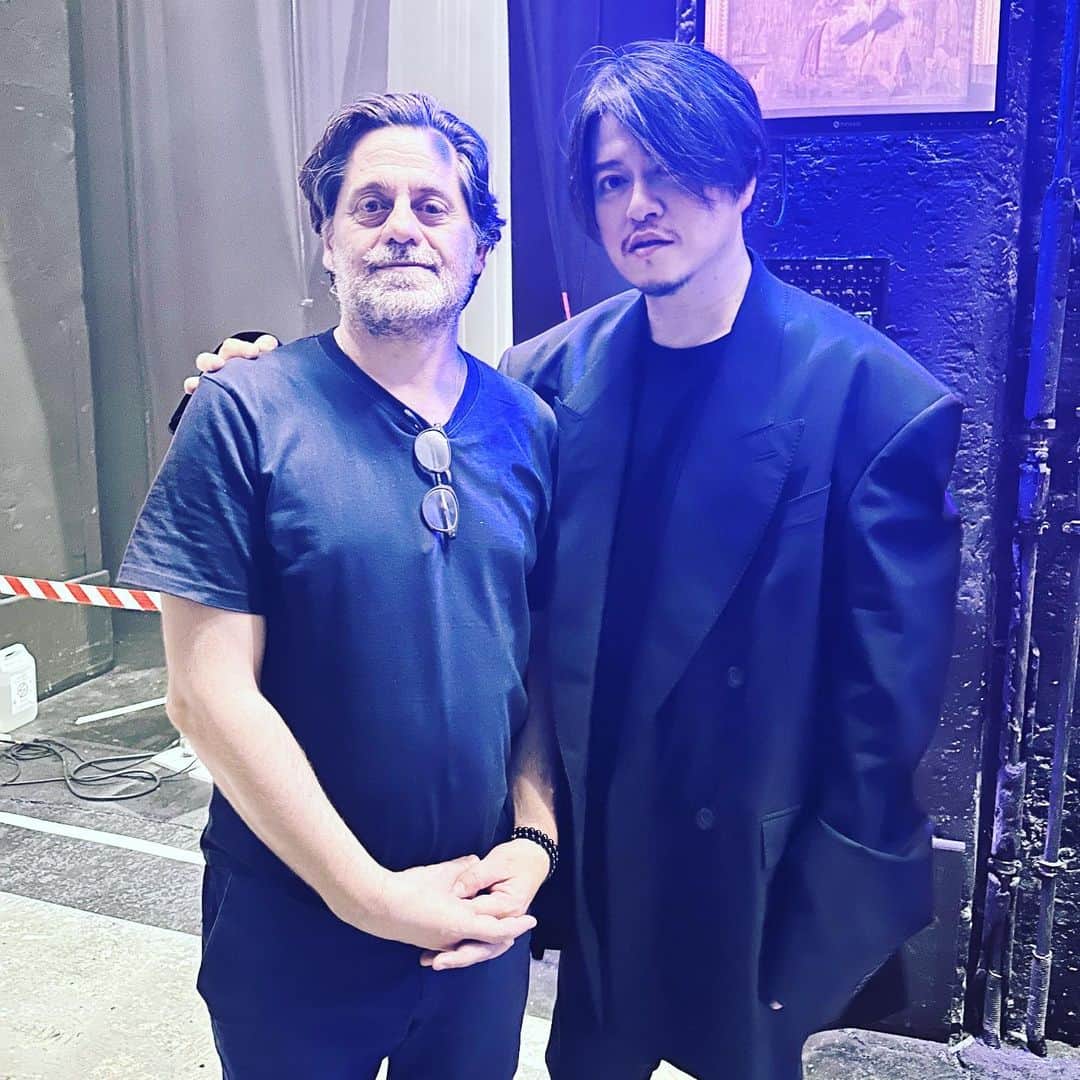 渋谷慶一郎のインスタグラム：「I was happy that M. Olivier Py, artistic director of The Theatre du Chatelet, came to see my show, Android Opera Mirror last night. I’m glad that he was very pleased. シャトレ座芸術監督のOlivier Pyが昨晩アンドロイドオペラを観に来てすごく喜んでくれて嬉しかった。」