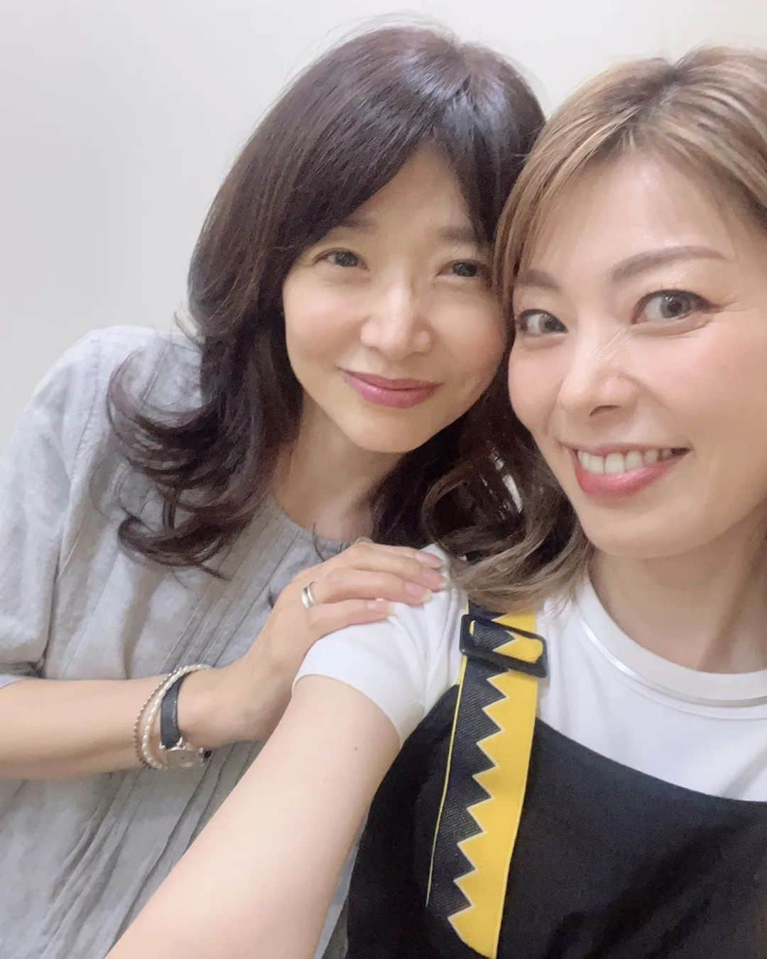 阿部美穂子のインスタグラム：「🎀 明洞の美容室ガピのじうんちゃん⁡は ⁡ヘアケアのプロ＝心強いお友達⁡💛 ⁡って言っても〇個も年下だけど😝 日本の雑誌がたくさん揃っていて⁡⁡ ⁡もちろん 100%日本語OKで⁡ ⁡入れてくれる☕もとっても美味しくて⁡ ⁡幸せに包まれる時間⁡💞 ⁡またお世話になりま〜す🫰🫶⁡ ⁡ #gapi#명동#미용실」