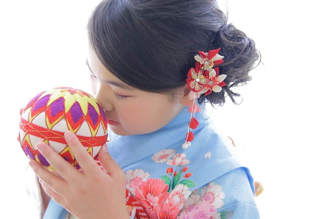 のインスタグラム：「7歳女の子和装撮影👘💙 ・ photographer：Sato ・ ・ ・ #スタジオキャラット #アリオ西新井 #西新井 #キャラット #写真館 #スタジオ #足立区 #フォトスタジオ #足立区フォトスタジオ #かわいい #753photo #753 #着物 #着物コーディネート #前撮り #スタジオ撮影 #ig_kids #ig_kidsJapan #成長記録 #こどもと暮らす #笑顔が人を幸せにする  撮影・見学・ご相談等のご予約は随時承っております。 皆様のご来店を心よりお待ちしております🙇‍♂️」