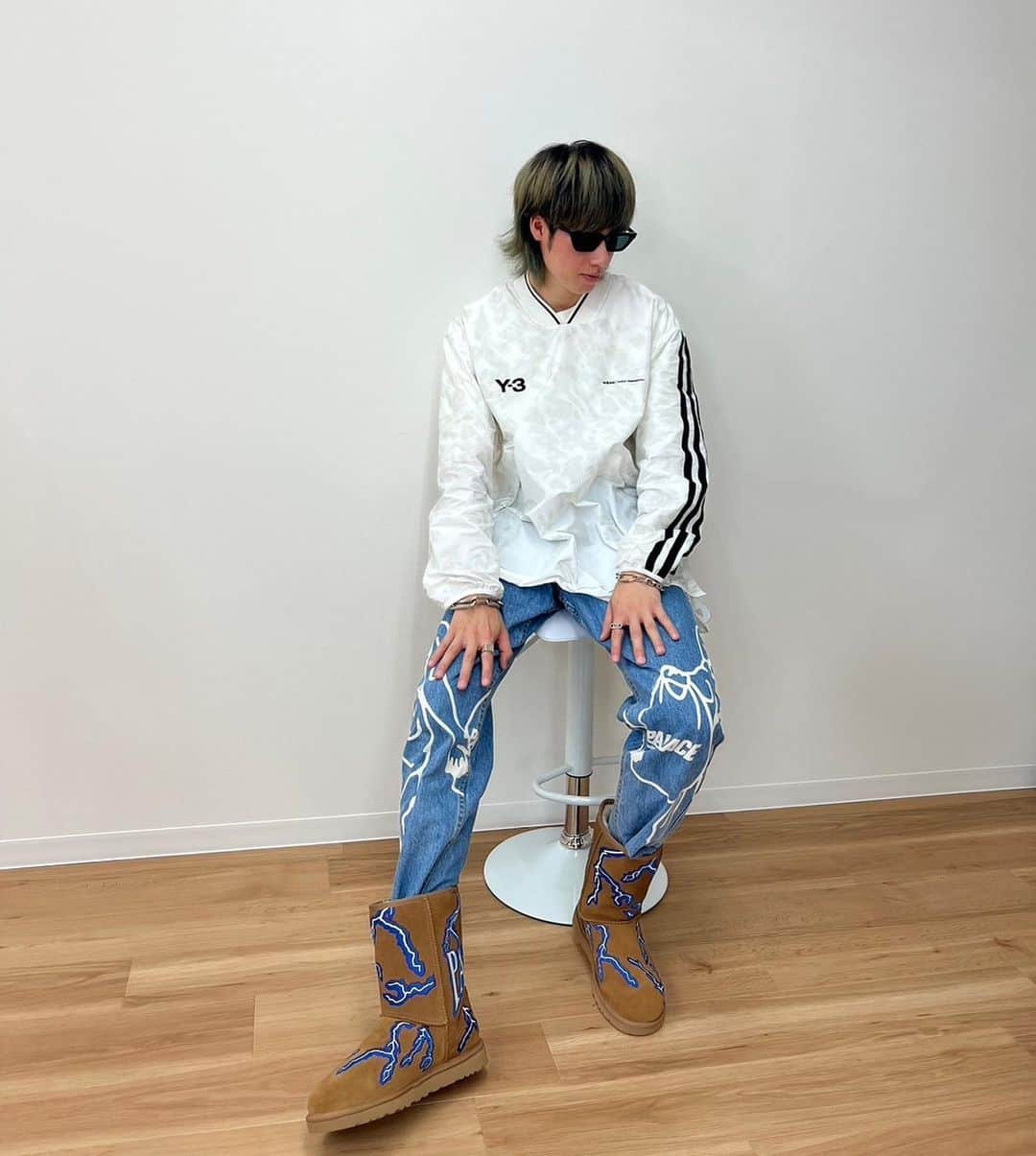 トゥイのインスタグラム：「✌️ @adidasoriginals  @adidasy3  @palaceskateboards  @ugg」