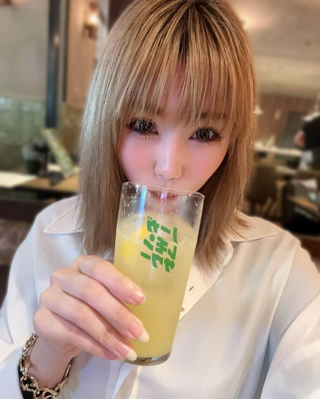 芹澤明日香のインスタグラム：「. サワー系苦手だけどここのレモンサワー最高🍋 めちゃくちゃ美味しいの🫣🍋🍋 もちろん白ワインも🤍pizzaも🍕 ってことで1週間お疲れ様でした🫡  @pbnohga  #nohga  #nohgahotelakihabara  #お気に入りのお店  #秋葉原グルメ  #秋葉原カフェ  #レモンサワー」