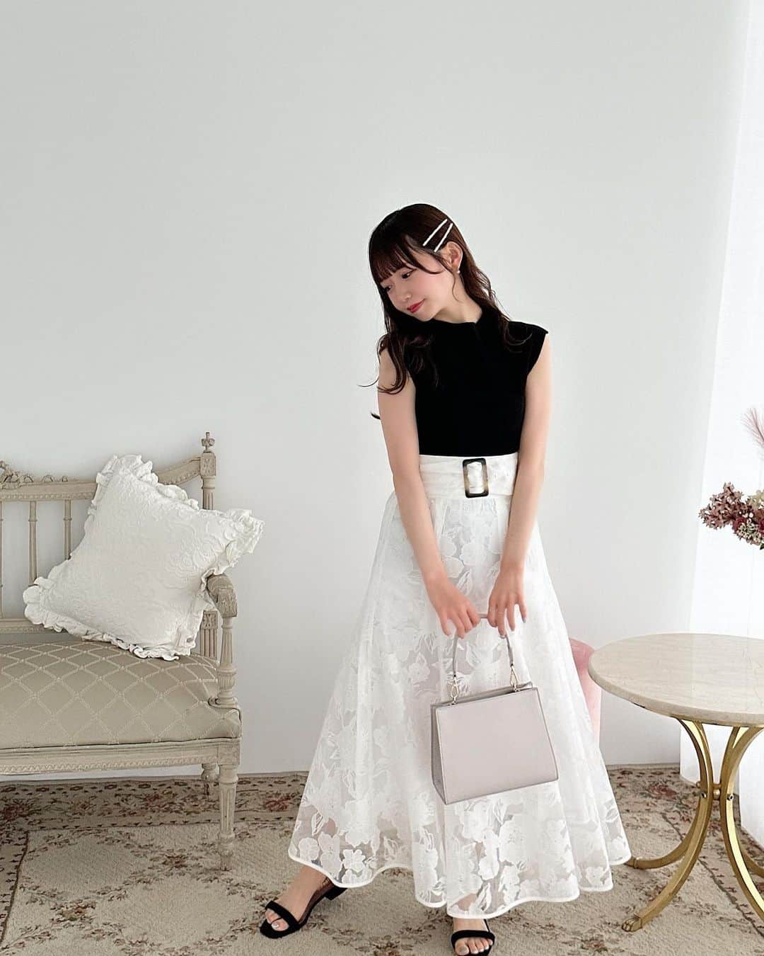 のインスタグラム：「わたしがプロデュースさせていただいた スカートかわいいでしょ〜？🤍🖤  ホワイトのお花柄とブラックのチェックは 生地違いで別の商品にもみえますが 両方とも形は同じとなります💐  トップスをシンプルに合わせていただくと オフィスシーンでも活用できますし、 おしゃれしてお出かけするにも フェミニンもジュアルにもスタイリングできる 着回しのきくスカートです💌  マーメイドの形が苦手な方にも 手にとっていただきやすいかなと思います。 裾に向かってふわっと広がるのが とっても綺麗でかわいいです💞  ハイウエストでベルト付きなので 脚がながくみえるようなお作りとなります☺︎  Hata Misaki × STRIPE CLUB コラボ服の受注会👗💞  7/2(日) ルミネエスト新宿 6階 エストマ  ご試着、お洋服の先行受注ができ、 購入者特典もございます💭  プロフィールにあるリンクから 来店のお時間を選びご予約を忘れずにしてください📝  今後通販での販売も予定していますが、 ご試着やわたしが接客させていただくのは この日限りとなります（＾ω＾）  みんなに会えるの楽しみにしています🌷 お洋服気に入っていただけるといいな🧚🏻‍♀️🫧  たのしみーーーっ🤍  ♡オーガンジースカート ¥9,000(税込)  Off White / Black   着用の黒ニットは取り扱っておりません。 白ブラウスは販売商品です☺︎  #畑美紗起 #ブラウス #ブラウスコーデ #スカート #コーデ #夏コーデ #コーディネート #夏 #ファッション #ファッションコーデ #春コーデ #私服 #fashion #blouse #skirt #coordinate #me #shooting #fashionblogger #fashionista #ootd #japanesegirl #coordinate」