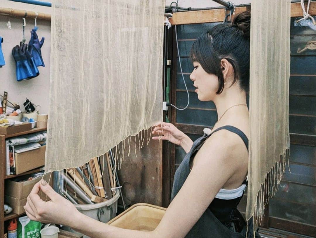 森星さんのインスタグラム写真 - (森星Instagram)「Learning about Japanese traditional natural dye “Kusaki-Zome” from the legend @somenotsukasa_yoshioka in Kyoto.  Thank you @lalalife_tbs for making my dream come true.  Stay tuned with my summer dye session🤍」6月23日 20時34分 - hikari