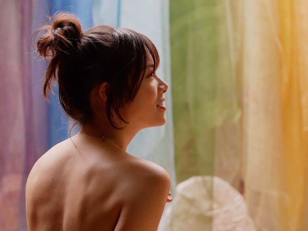 森星のインスタグラム：「Learning about Japanese traditional natural dye “Kusaki-Zome” from the legend @somenotsukasa_yoshioka in Kyoto.  Thank you @lalalife_tbs for making my dream come true.  Stay tuned with my summer dye session🤍」
