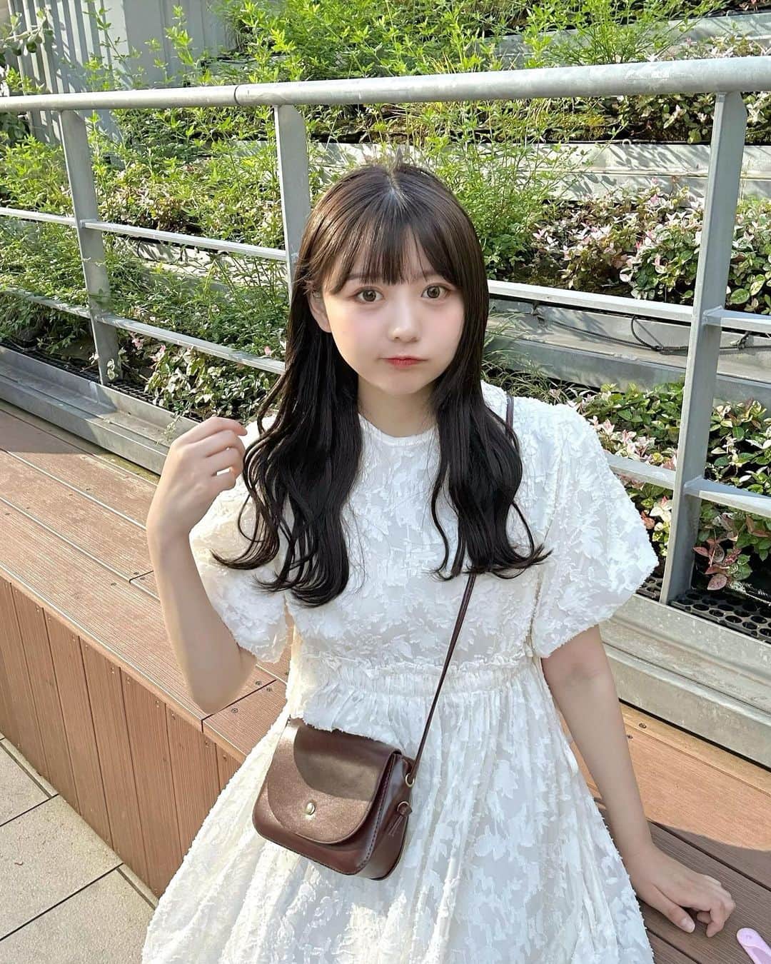 みさねのインスタグラム：「ロングにしました🥺🌷 ㅤㅤ @koichi_hair さんにやってもらった〜！！！ @pullexte_official  ㅤ 毛質めっちゃいいさらさら❣️ ㅤ ワンピースは来週発売の @cham.official_ 新作🫡 ㅤ サイドのリボンと生地がかわいい🫶 ㅤ #エクステ #プルエクステ #ロングヘア #ロング #ウェーブ #ウェーブ巻き #波ウェーブ #ワンピース #ワンピースコーデ #ホワイトコーデ #ベージュコーデ #淡い民 #淡色コーデ #夏コーデ #夏服コーデ #サロンモデル #カラー」