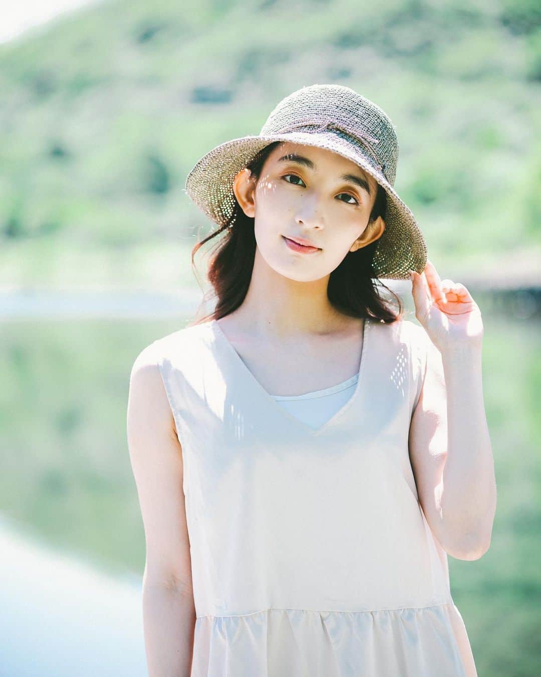 辻祐香のインスタグラム：「【お知らせ】 もう時期、麦わら帽子の君がマリーゴールドに似ている季節になりますね。  そんな今夜は  深夜2:43〜から テレビ朝日 バラバラ大作戦 「 #ダブルタップミステリー 」のドラマに出演します。  パンサー尾形さんがゲストの方とドラマを鑑賞し考察するという番組です。  一見何気ない会話をしているドラマなのですが裏に隠されているストーリーがわかると実は怖いというショートドラマになっております。1%の人にしか見破れないとかとか。むず過ぎる。笑 辻は一体何を隠しているのでしょうか。  是非是非、考察してくださいませ^ ^  関東ローカルにて放送されるようなので見れない地域にお住まいの方は放送後TVerでご覧ください☺️  #写真は一切関係ありません  #テレビ朝日」