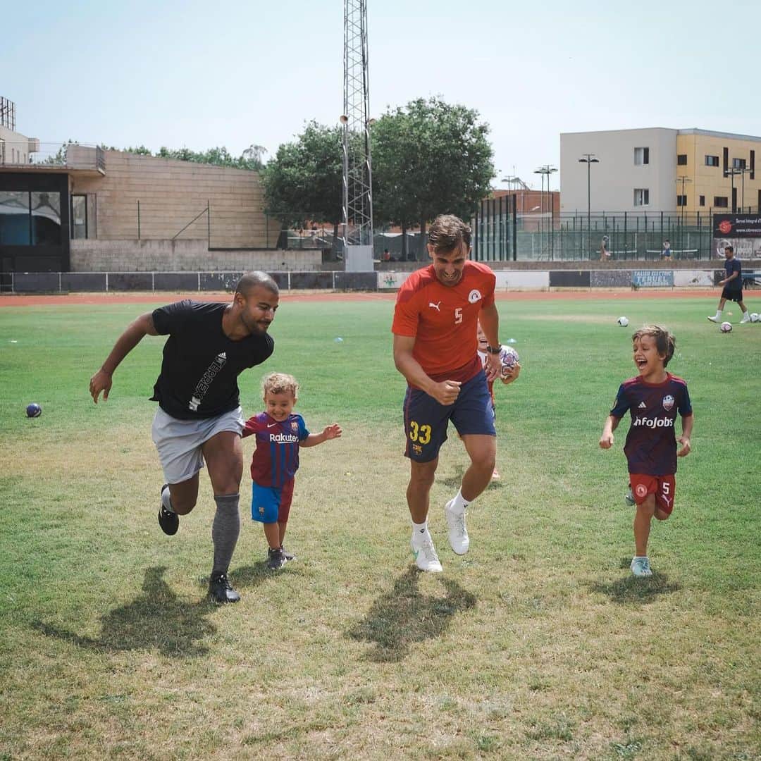 マルク・ムニエッサのインスタグラム：「Training session with my 4 sons⚽️😍」