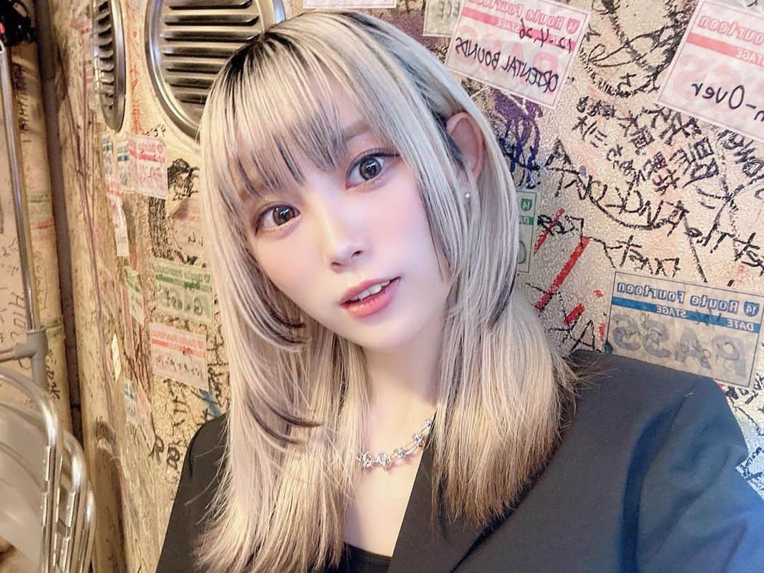 美木優希奈のインスタグラム：「・ 今月のワンマンライブの時の写真📷  メンバー全員ジャケットコーデだったよ！  可愛いお洋服たくさん欲しいー！  今回のもMAISON SPECIAL  ・ @maisonspecial_women  #maisonspecial  #maisonspecialwomen  #メゾンスペシャル  #メゾンスペシャル青山  #夏服コーデ  #コーデまとめ  #ファッションスナップ  #パールデザイン  #シルバーアクセサリー  #ストリートスナップ  #ストリート系女子  #サロンモデル」