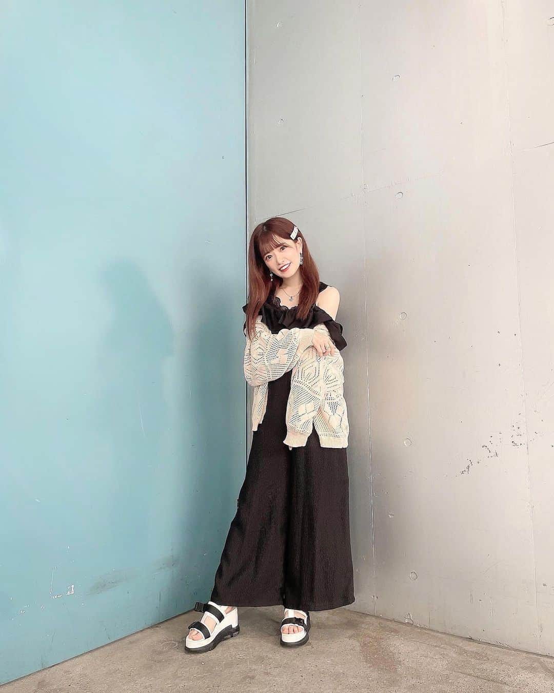 武藤小麟のインスタグラム：「. この間のお話会の時の私服🐈‍⬛  @honeymihoney_official さんのロンパース☁️ 大人っぽいけど フリルがしっかり可愛くてお気に入りです🖤  #fashion #ootd #accessories #honeymihoney #liquem  #私服 #夏コーデ #アクセサリー #カーディガン」