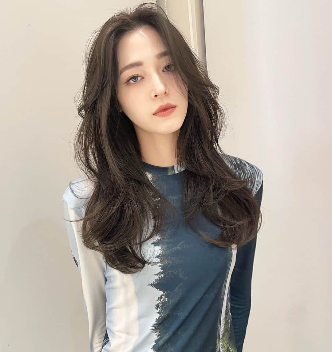 原涼香のインスタグラム：「大人気グレージュ🩶🩶 に #레이어드컷 が今っぽ韓国スタイル🫶🏻🇰🇷 ㅤㅤㅤㅤㅤㅤㅤㅤㅤㅤㅤㅤㅤ おすすめmenu♡ ☑︎カット ☑︎プレミアムケアカラー ☑︎HITAトリートメント ㅤㅤㅤㅤㅤㅤㅤㅤㅤㅤㅤㅤㅤ ㅤㅤㅤㅤㅤㅤㅤㅤㅤㅤㅤㅤㅤ  #SHIMA#韓国ヘア#韓国スタイル#レイヤーカット#ワンホンヘア#ワンホン#ダークトーン#網紅#初カラー#暗髪#ベージュカラー#ラベンダーカラー#グレージュ#オリーブカラー#透明感カラー#銀座美容院#銀座美容室#美容師#시스루뱅#레이어드컷#koreanhair」