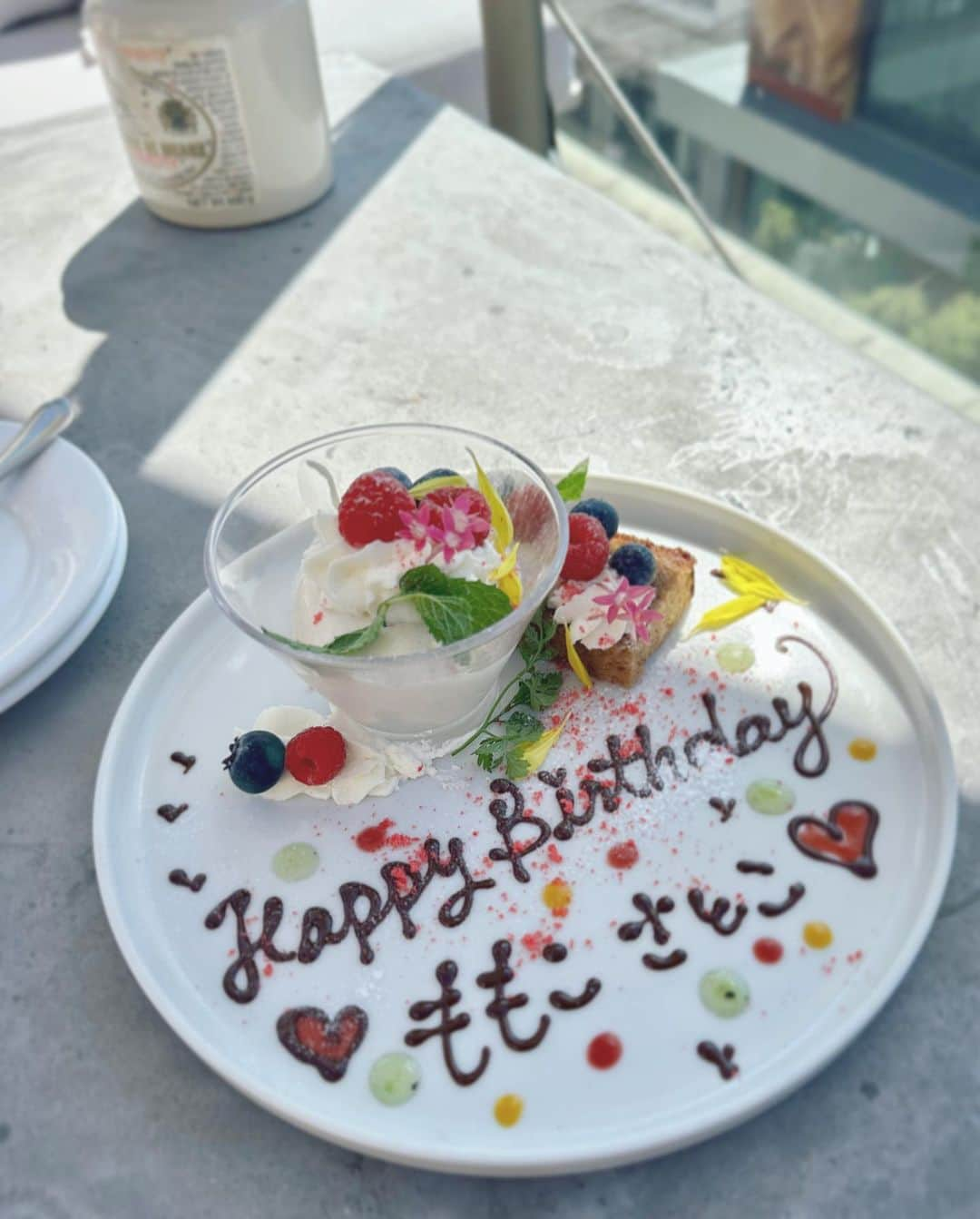 横町ももこさんのインスタグラム写真 - (横町ももこInstagram)「💖  お誕生日が1週間違いの妹と お店にバースデープレートをお願いして 自作自演でお祝い🎂笑  手の込んだバースデープレート、 見た目も味も最高でした💖  @queency_omotesando  ありがとうございます💋  #queency #クインシー #クインシー表参道 #バースデープレート  #6月生まれ #表参道カフェ #表参道ランチ #テラスランチ #子連れランチ #子連れカフェ東京  #新米ママ #令和5年ベビー  #女の子ベビー #女の子ママ #ベビーモデル希望  #親子モデル #ママモデル #ブロガー #インフルエンサー　　　 #フリーランスモデル  #フリーモデル #横町ももこ」6月23日 20時43分 - momochadayo