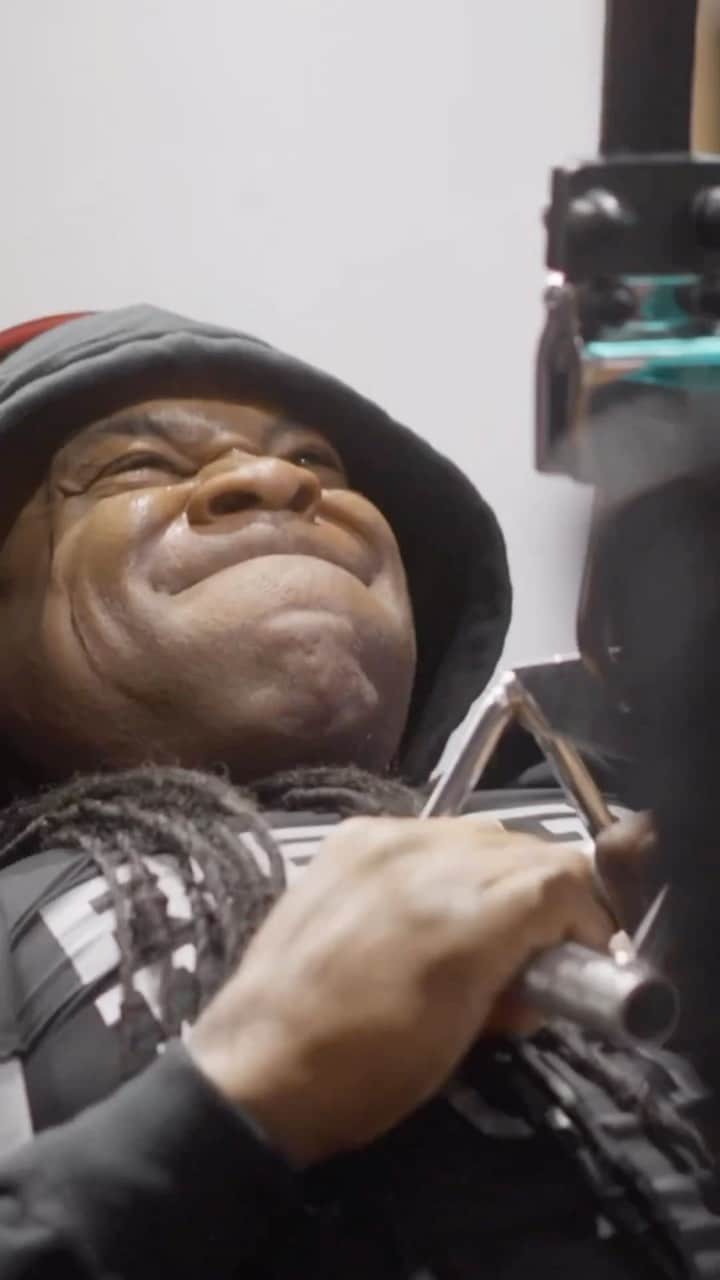 カイ・グリーンのインスタグラム：「In the realm of achievement, chance plays no role. It is your choices, your dedication, and your work ethic that shape your destiny. Make your hustle heard with @reignbodyfuel 💪🏾💯  @reignbodyfueleurope   #KaiGreene #ReignBodyFuel #Reels #ThoughtsBecomeThings」