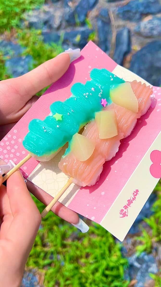 ゆうとグルメのインスタグラム：「🍡嵐山おすすめ食べ歩きまとめ9選🍡 ㅤㅤㅤㅤㅤㅤㅤㅤㅤㅤㅤㅤㅤ 京都で大人気の観光スポット嵐山エリアのおすすめのお店8店舗まとめてみました！  気になるお店があったら見返せるように保存しておいてね！ ㅤㅤㅤㅤㅤㅤㅤㅤㅤㅤㅤㅤ　 ㅤㅤㅤㅤㅤㅤㅤㅤㅤㅤㅤㅤㅤ ①【#zarame】抹茶金時わたあめ 750円 ㅤㅤㅤㅤㅤㅤㅤㅤㅤㅤㅤㅤㅤ ②【#古都芋本舗】炙りらたし団子 280円 ㅤㅤㅤㅤㅤㅤㅤㅤㅤㅤㅤㅤㅤ ③【#京豆庵】宇治抹茶豆腐ソフト 432円 ㅤㅤㅤㅤㅤㅤㅤㅤㅤㅤㅤㅤㅤ ④【#ぎゃあてい】ぎゃあてい御膳 2500円 ㅤㅤㅤㅤㅤㅤㅤㅤㅤㅤㅤㅤㅤ ⑤【#寺子屋本舗】ラムネ&白桃だんご 300円 ㅤㅤㅤㅤㅤㅤㅤㅤㅤㅤㅤㅤㅤ ⑥【#みっふぃー桜ベーカリー】みっふぃーあんぱん302円 ㅤㅤㅤㅤㅤㅤㅤㅤㅤㅤㅤㅤㅤ ⑦【#儘mama】九条ネギピザ ハーフ&ハーフ 2700円 ㅤㅤㅤㅤㅤㅤㅤㅤㅤㅤㅤㅤㅤ ⑧【#湯葉チーズ本舗】とろけるゆばチーズ  400円 ㅤㅤㅤㅤㅤㅤㅤㅤㅤㅤㅤㅤㅤ ⑨【#八十八良葉舎】八十八プリン 550円 ㅤㅤㅤㅤㅤㅤㅤㅤㅤㅤㅤㅤㅤ ㅤㅤㅤㅤㅤㅤㅤㅤㅤㅤㅤㅤㅤ #京都カフェ #京都グルメ #嵐山カフェ #嵐山グルメ #嵐山食べ歩き #kyoto #japantrip #japanesefood  ㅤㅤㅤㅤㅤㅤㅤㅤㅤㅤㅤㅤㅤ #四条カフェ #河原町カフェ #祇園カフェ #京都観光 #京都旅行 #おいしい #kyoto #京都 #抹茶 #カフェ巡り #matcha #japantravel #instafood」