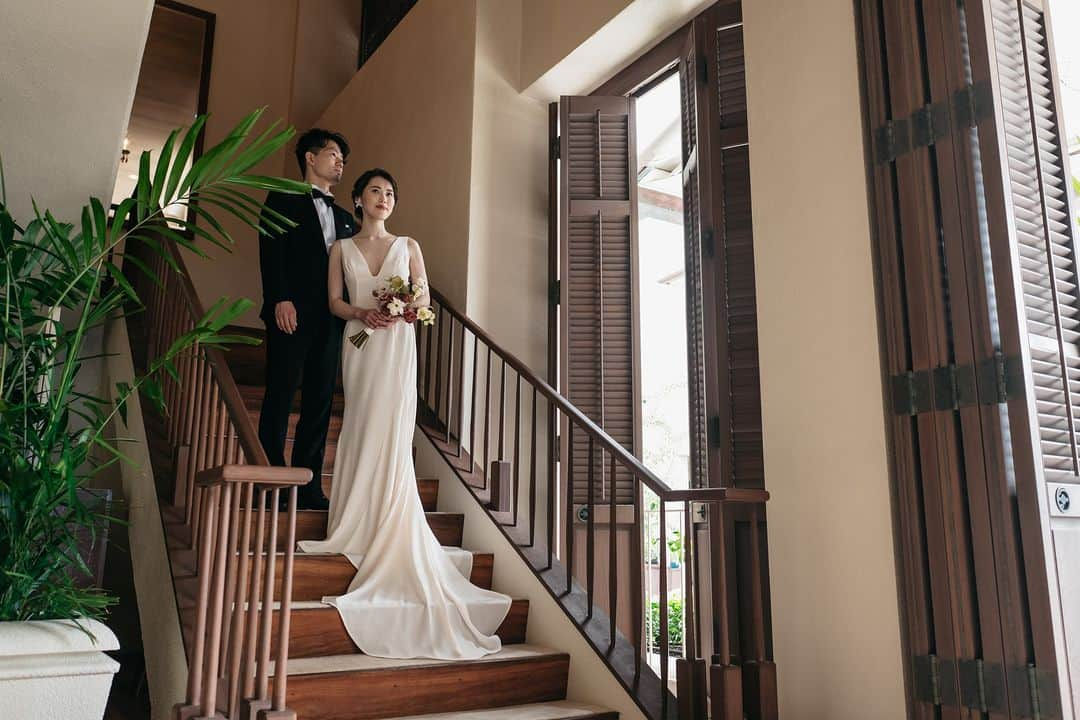 The Terrace By The Seaさんのインスタグラム写真 - (The Terrace By The SeaInstagram)「@the_terrace_by_the_sea Hawaii Wedding情報はこちら𓂃𓈒𓏸  ---------  ワイキキの中心に位置しながら  風のそよぎも優しく上品に満ち  穏やかで上質な空間𓍯  ハレクラニのエレガンスを背景にした 美しい写真を残せるのはハレクラニならではの特権です𓈒𓏸  -------------------  = produce = モチーフ @motif_resort  = photo = Ken @sakaken @laviefactoryhawaii   = make = Yukari @yukariogaya   --------------------  【Good News】アメリカ入国時ESTA申請のみでハワイ渡航可能になりました◎  ハワイのザ・テラス バイ・ザ・シーにて 挙式を検討されていらっしゃる方におすすめ✯  《30組限定　FIRST SUMMER PLAN 最大25.2万円 OFF！ 》  挙式に必要な基本挙式、ドレス＆タキシード、新婦様ヘ アメイク、アルバムがセットになったお得プラン、通常価 格¥667,000→¥467,000にてご案内中！ パーティ4名以上お申し込みで、Grace of Aloha 2名様分 (¥52,000相当)プレゼント！  プロフィール欄のURLより、ウエディングの相談ご予約 が可能です。 小さい疑問や質問にもお答えいたしますので、お気軽に お問い合わせくださいませ🌺  ザ・テラス バイ・ザ・シーでは、健康と安全を最優先に 配慮し、安心してハワイでの時間を楽しんでいただいて おります𓆉  #テラスバイザシー #TheTerraceByTheSea #TAKAMIBRIDAL #タカミブライダル #MotifRESORT #テラス花嫁 #モチーフ花嫁 #リゾートウェディング #リゾート婚 #ハワイ挙式 #ハレクラニ  #ホテル内撮影」6月23日 20時57分 - the_terrace_by_the_sea