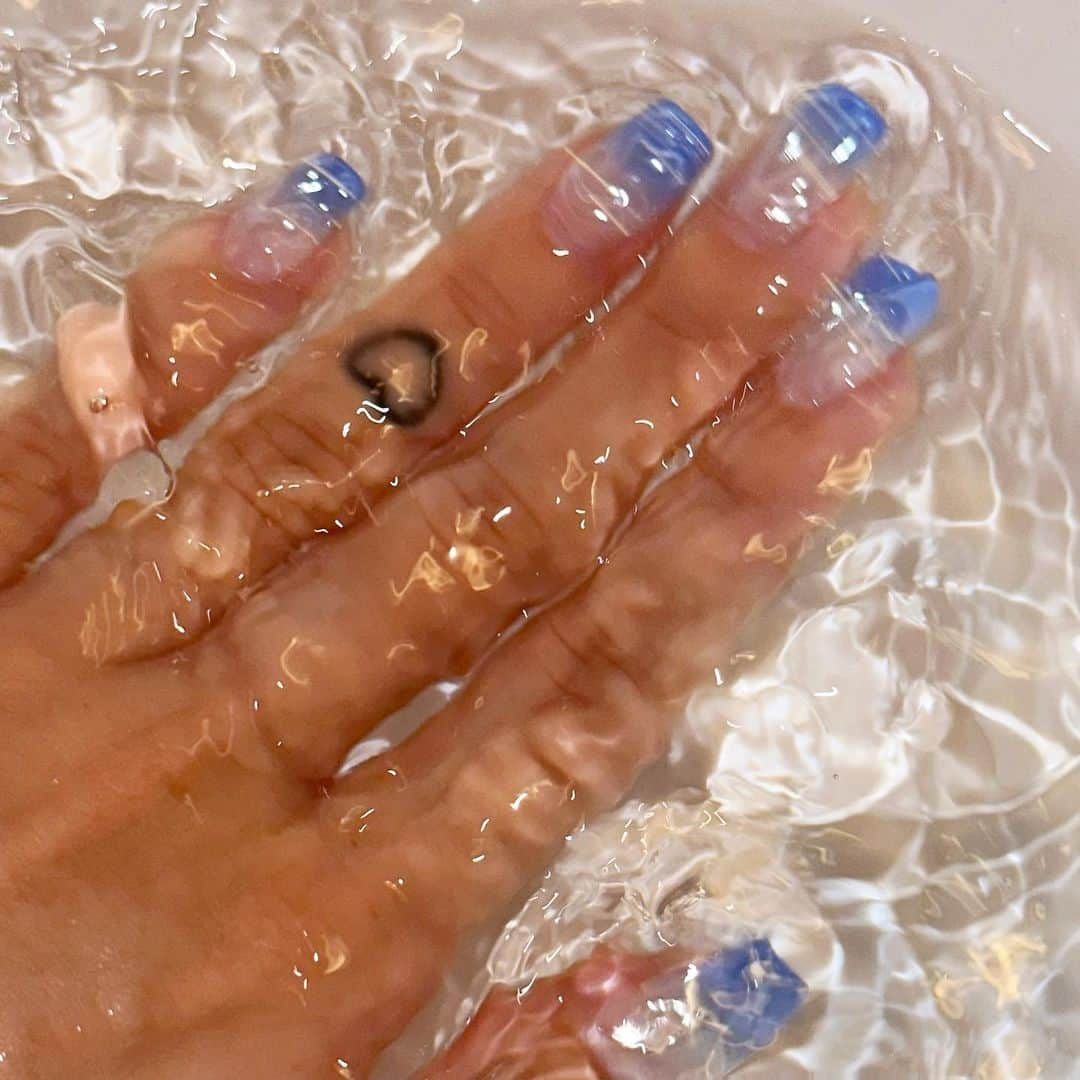 葉月のインスタグラム：「🫧💦💧水滴💧💦🫧 💅🏻@_aico1019_   #水滴ネイル  #ミラーネイル」