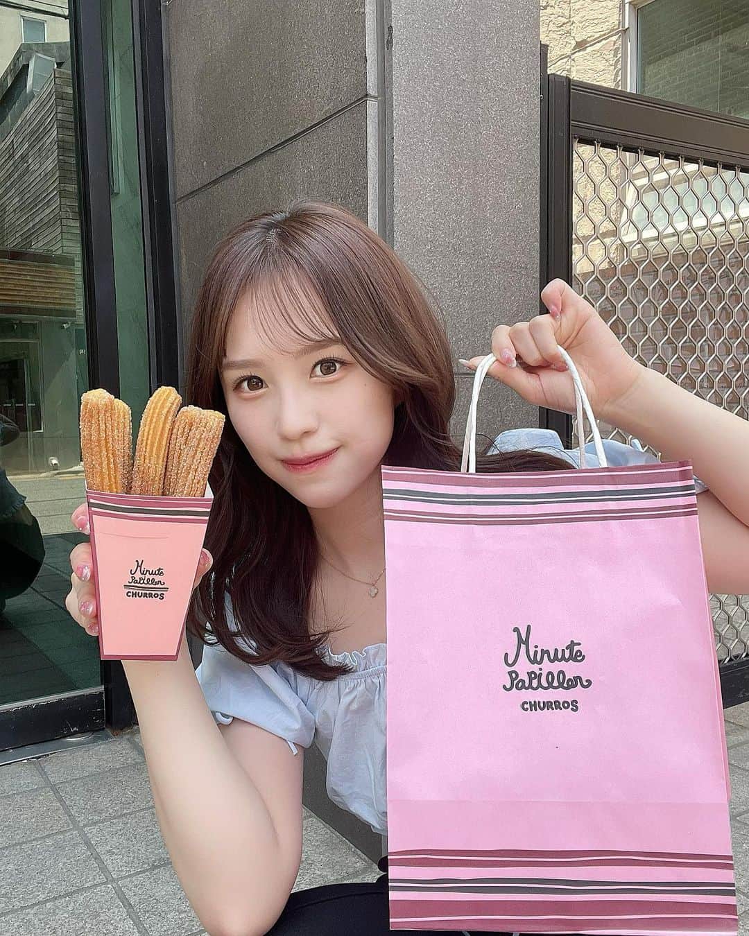 矢田伶華のインスタグラム：「𝑀𝑖𝑛𝑢𝑡𝑒 𝑃𝑎𝑝𝑖𝑙𝑙𝑜𝑛🥡𝑐ℎ𝑢𝑟𝑟𝑜𝑠🍭  前に韓国行った時に行けなかったお店 やっといけたーー♡♡  平日お昼🕛に行ったからあんまり混んでなかったけど、 それでもイートイン1時間待ち🕰️さすが人気店💭  お持ち帰りだと5分ぐらいで呼ばれたよ♡  ここのチュロス、さくさくもちもちで めっちゃおいしかった❕チョコより個人的に ホワイトクリームおすすめ🍦❤︎  📍Minute Papillon (ミニュトパピヨン) 狎鴎亭ロデオ駅 5番出口から徒歩5分  #minutepapillon #churros #ミニュトパピヨン #韓国 #韓国カフェ #狎鴎亭カフェ #狎鴎亭ロデオ #狎鴎亭 #狎鴎亭ロデオ #カフェ巡り #映えスイーツ #韓国スイーツ #korea #koreafood #koreatravel」