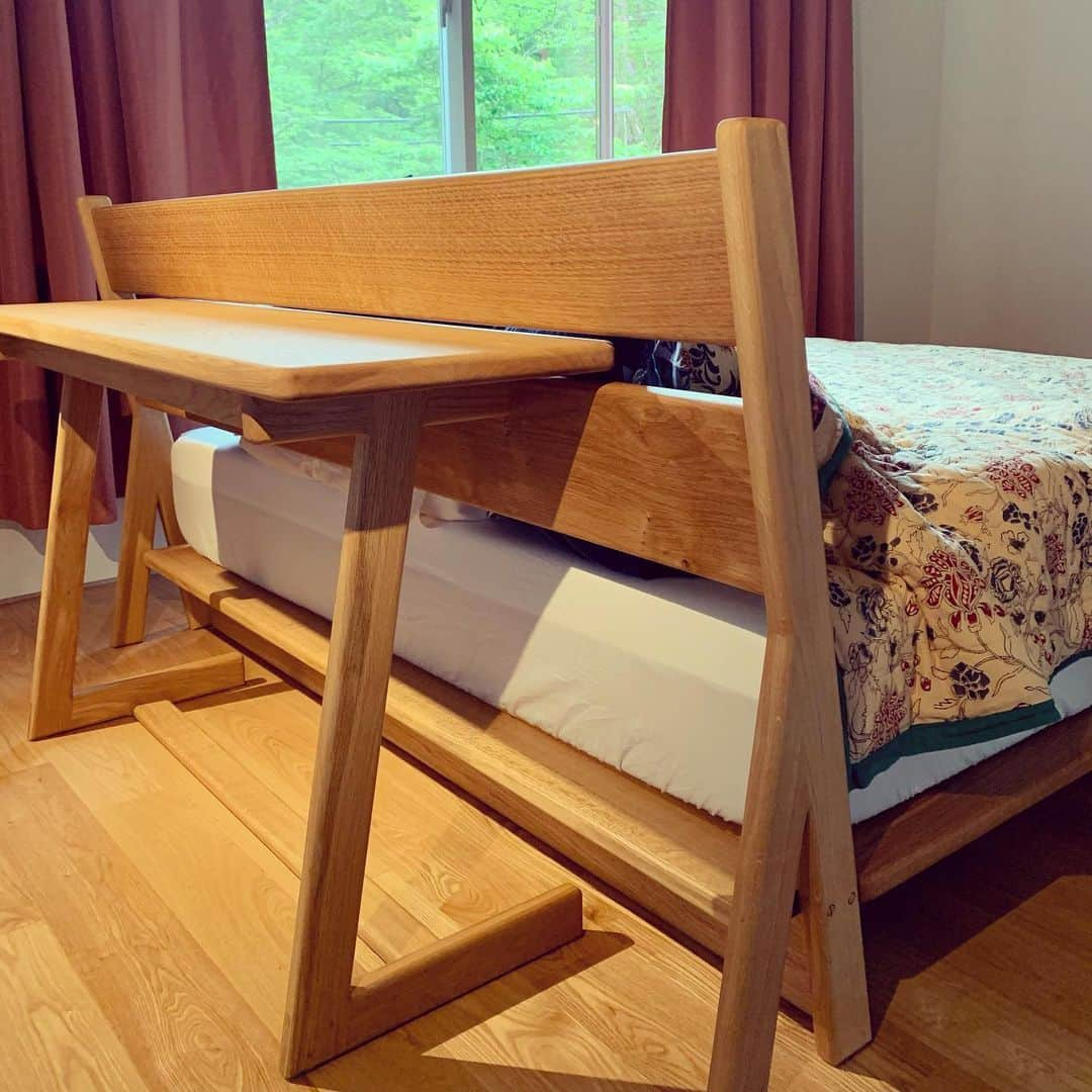 Rie fuのインスタグラム：「The arrival of the dream bed 🛏️❤️ Designed and tailor made by an expert Scandinavian furniture craftsman @grannehantverk , answering my two requests - counter behind the headboard, and corners that I don’t hit my shin on every night! 理想のベッドが見つからなくて困っていたところ、軽井沢のオーダー家具を検索してご縁が繋がった @grannehantverk さん🪑 「ヘッドボード側にカウンターをつけたい」「ベッドの角に足のスネをぶつけないデザイン」というリクエストに応えていただき、我が家に美しいベッドがやって来ました。  #dreambed #bespokefurniture #scandinaviandesign #japandi #オーダー家具 #grannehantverk #軽井沢生活」