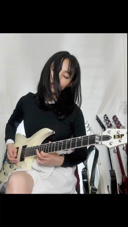 Yukiのインスタグラム：「Out of "Swan Lake"🦢🩰🎸 I composed this song by quoting the melody of Tchaikovsky's "Swan Lake".  Watch the full video on my YouTube😀  YouTubeにアップしたので是非見てみてくだい。  #guitar #Marshall #esp #boss #roland #swanlake #🦢 #白鳥の湖」