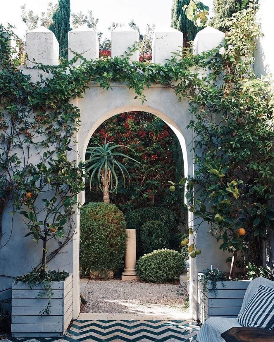 Meganのインスタグラム：「@richardshapirostudiolo heavenly Moroccan courtyard in Malibu 🌿 . . . . #richardshapiro #richardshapirostudiolo #rsstudiolo #interiordesign #architecture #design #antiques #interiors #art #interior #instadecor #interiorinspo #decor #theworldofinteriors #interiorinspiration #vogueliving #luxuryliving #archdigest #architecturaldigest #garden #gardendesign #housetour #interiorstyle #interiordecorating #interiorarchitecture #interiorandhome #homedesign #homestyle」