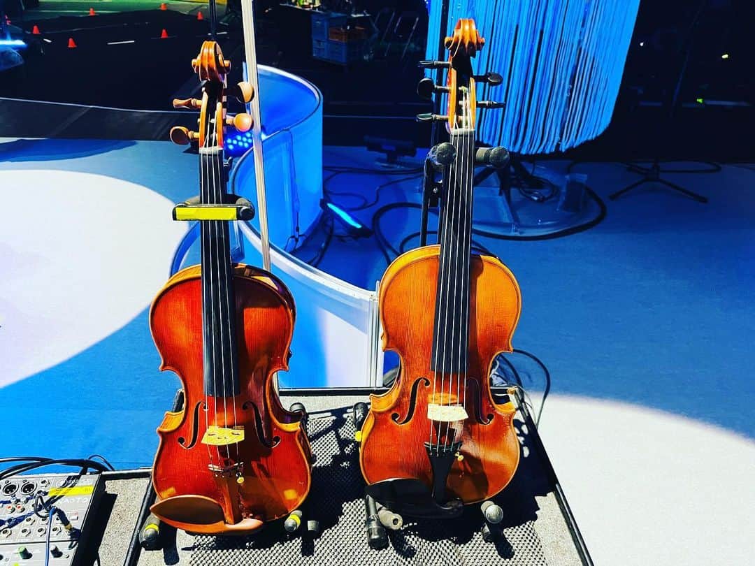 NAOTOさんのインスタグラム写真 - (NAOTOInstagram)「神戸公演からの新しいお友達。🎻 ペゾルトさんに5弦の生楽器を作ってもらいました。😊 歌モノとかには使い勝手が広がってとてもいいね。 クロサワバイオリンさんありがとうございます。 そして、コーラスも1曲🎤 楽しい楽しい。 #faoi2023 #ペゾルト #クロサワバイオリン」6月23日 20時55分 - naoto_poper