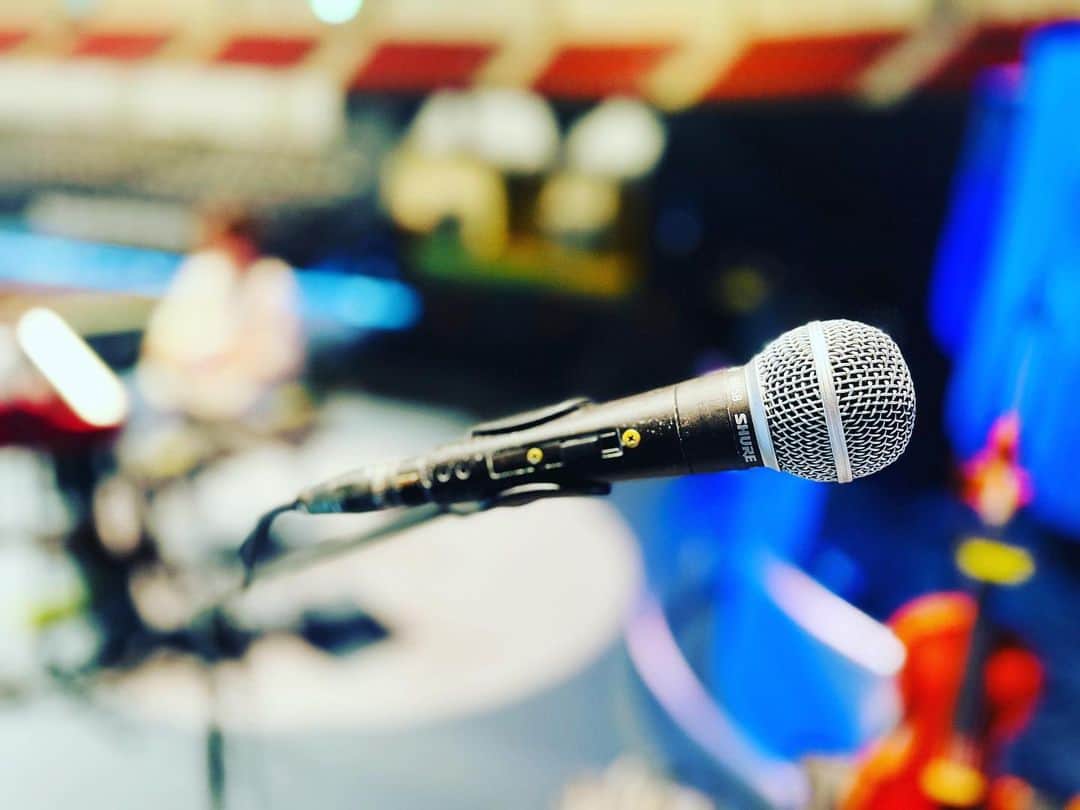NAOTOさんのインスタグラム写真 - (NAOTOInstagram)「神戸公演からの新しいお友達。🎻 ペゾルトさんに5弦の生楽器を作ってもらいました。😊 歌モノとかには使い勝手が広がってとてもいいね。 クロサワバイオリンさんありがとうございます。 そして、コーラスも1曲🎤 楽しい楽しい。 #faoi2023 #ペゾルト #クロサワバイオリン」6月23日 20時55分 - naoto_poper