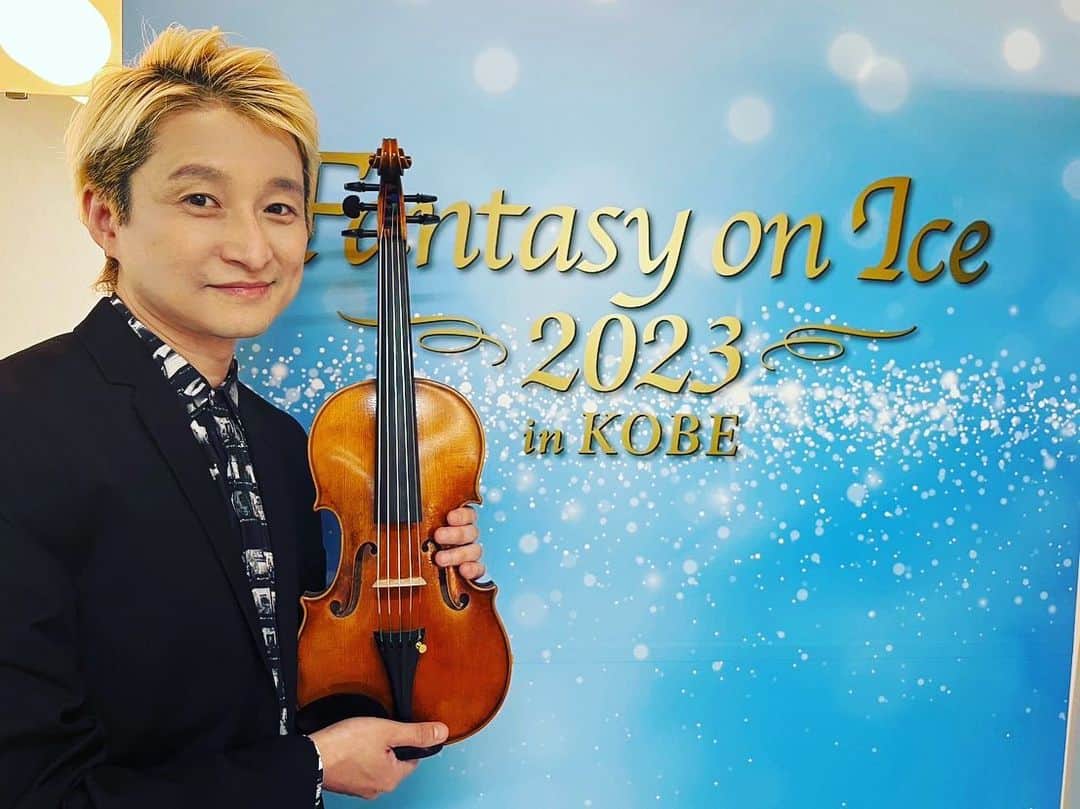 NAOTOさんのインスタグラム写真 - (NAOTOInstagram)「神戸公演からの新しいお友達。🎻 ペゾルトさんに5弦の生楽器を作ってもらいました。😊 歌モノとかには使い勝手が広がってとてもいいね。 クロサワバイオリンさんありがとうございます。 そして、コーラスも1曲🎤 楽しい楽しい。 #faoi2023 #ペゾルト #クロサワバイオリン」6月23日 20時55分 - naoto_poper