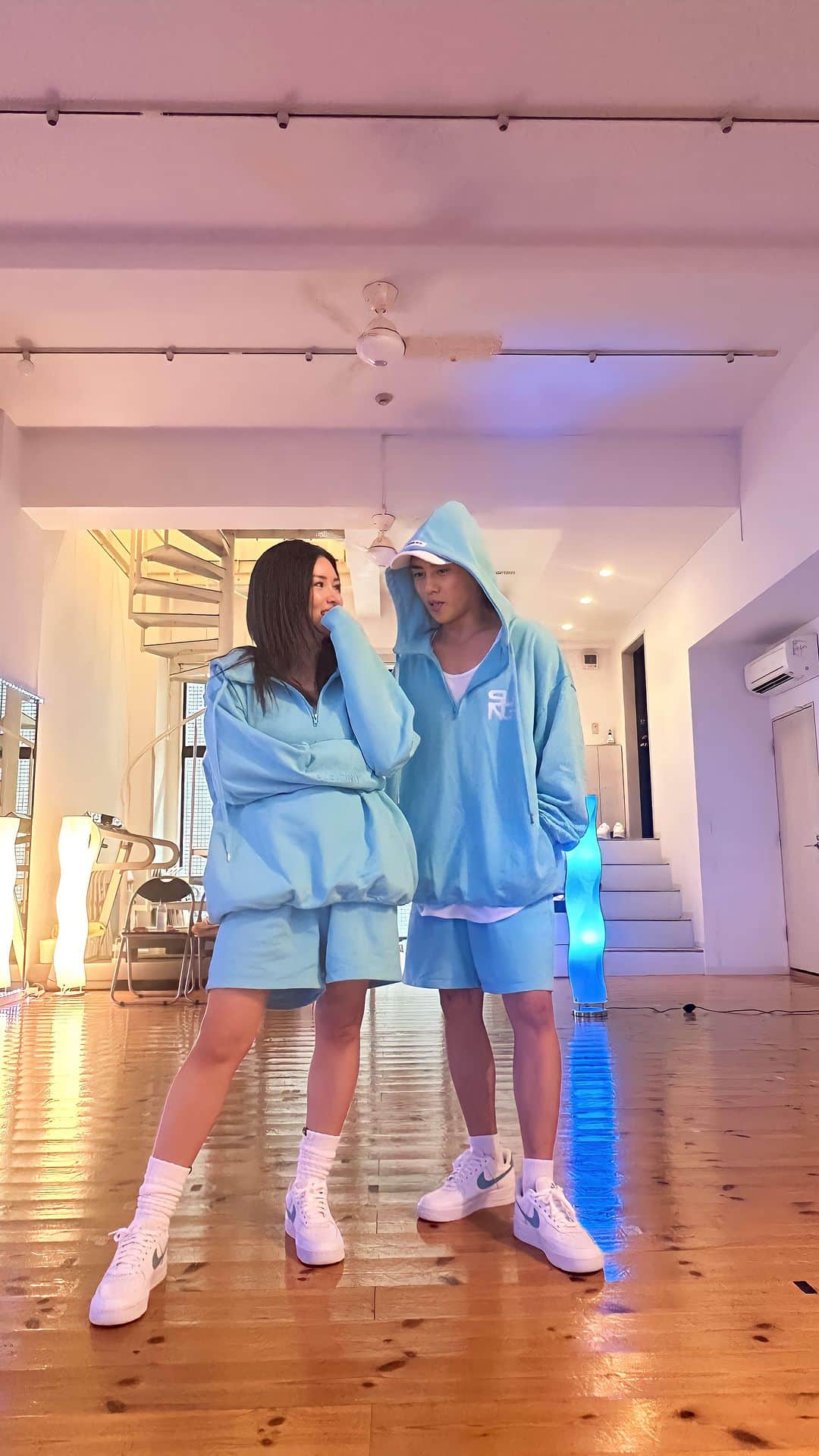 福王寺彩野のインスタグラム：「ツキヨミ夫婦ダンス🤣🌙 もう難しすぎて😱😨🫨www 改めてキンプリってすごい😭 練習しても無理でしたw リズム遅れてるのはご愛嬌🤪🙏 一応動画撮ったので記念に投稿します😂📽️ 皆さんも是非挑戦してみてください‼️ 私たちは次はichibanやるつもり😝（懲りないww） お洋服は夫婦お揃いでソンくん @akiyamachoo のブランド @sung1975_official のセットアップ🩵超お気に入り🩵 #kingandprince #キンプリ #ツキヨミ #ツキヨミチャレンジ #夫婦ダンス #踊ってみた #sung1975 #夫婦コーデ #お揃いコーデ #平野紫耀 #平野くん復帰待ってます」