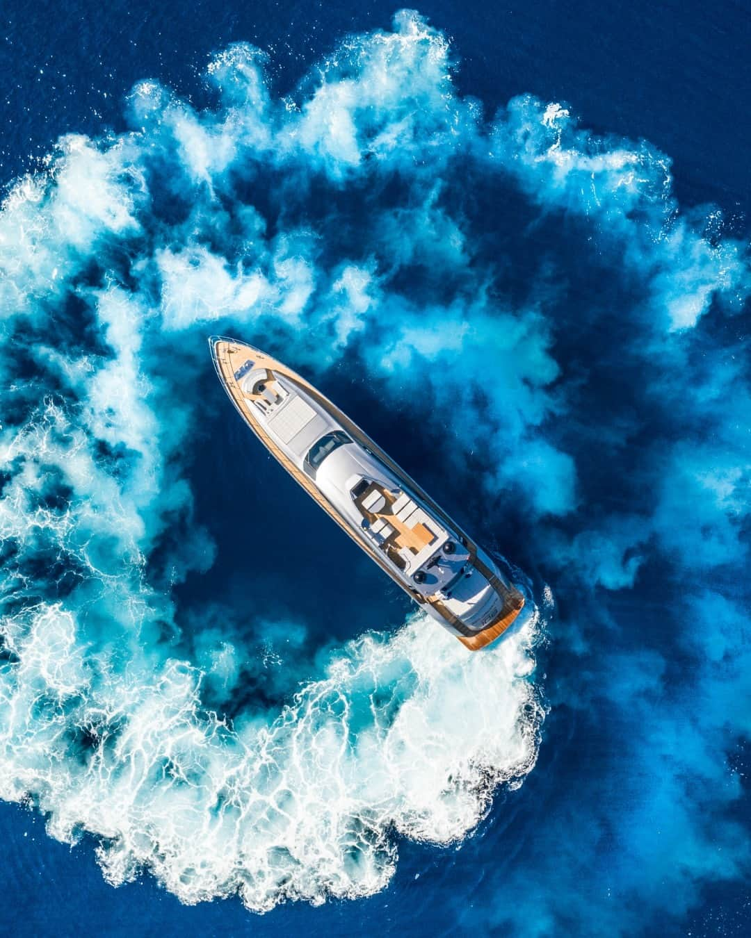 Poltrona Frauさんのインスタグラム写真 - (Poltrona FrauInstagram)「Sunsets become even more magical when witnessed from the deck of a boat. Although, if your boat is the Pershing P108 Yacht that was recently designed by Poltrona Frau and the @ferrettigroup, you might find it hard to leave the indoor cabins.   The design incorporates the Massimosistema collection, showcasing free-standing sofas and tables that embody both style and practicality. The Brera bench designed by Guglielmo Ulrich and the Fitzgerald chairs by @jm_massaud further enhance the yacht's elegance.  This project demonstrates the versatility of our products, and their ability to transform any space into somewhere special.   #PoltronaFrau #PFInteriorsInMotion #JeanMarieMassaud #GuglielmoUlrich」6月23日 21時00分 - poltronafrauofficial