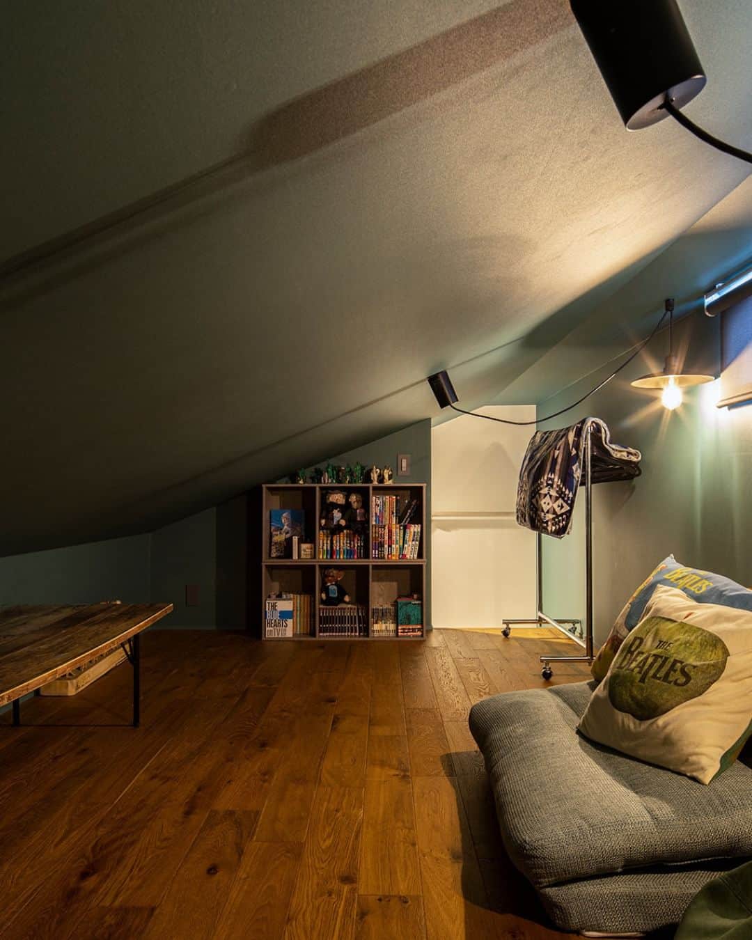 スターホームさんのインスタグラム写真 - (スターホームInstagram)「ひし形の憩いの場  この家が建つ場所にはもともと小高い丘のようなものがありました。 元の地形を生かした外観とエクステリアはここに住む家族とゲストをわくわくさせてくれます。  リビングは家族のコミュニケーションが取りやすくなるように、近い位置に配置。  デッドスペースになりがちな階段下もおしゃれに有効活用。  個性的でありながら、過ごしやすさも考えら#スケルトン階段  Photo:東涌宏和  ----------------------------------------------- more photos....>>@star_home_hayama -----------------------------------------------  わたしたち スターホーム は、 関わる人全てを幸せにする という経営理念のもと . 建築後をより大切に考えて 理想の暮らしを叶えるためのご提案とサポートを お客様と一緒に楽しみながら行っています。 . 逗子、葉山、湘南を愛し、 自然の中での暮らしを存分に楽しんでいる 私たちスタッフに あなたの憧れや悩みをお聞かせください！ . 『自然の中で愉しく暮らす』 スターホーム @star_home_hayama  #スターホーム #マイホーム #マイホーム計画 #マイホーム計画中の人と繋がりたい #新築マイホーム #家づくり #家づくり相談 #理想の家づくり #おしゃれな家 #海と暮らす家 #湘南ライフ #湘南工務店 #工務店探し #傾斜地 #グレー #スケルトン階段」6月23日 21時00分 - star_home_hayama