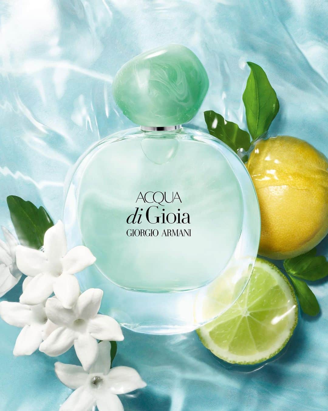 Armani Beautyさんのインスタグラム写真 - (Armani BeautyInstagram)「The spirit of the Mediterranean. ACQUA DI GIOIA EAU DE PARFUM combines woody citrus notes of primofiore lemon with a delicate heart of water jasmine, leaving a lasting sensation of freshness on a base of cedarwood, and brown sugar.  #Armanibeauty #AcquaDiGioia #Fragrance」6月24日 21時00分 - armanibeauty