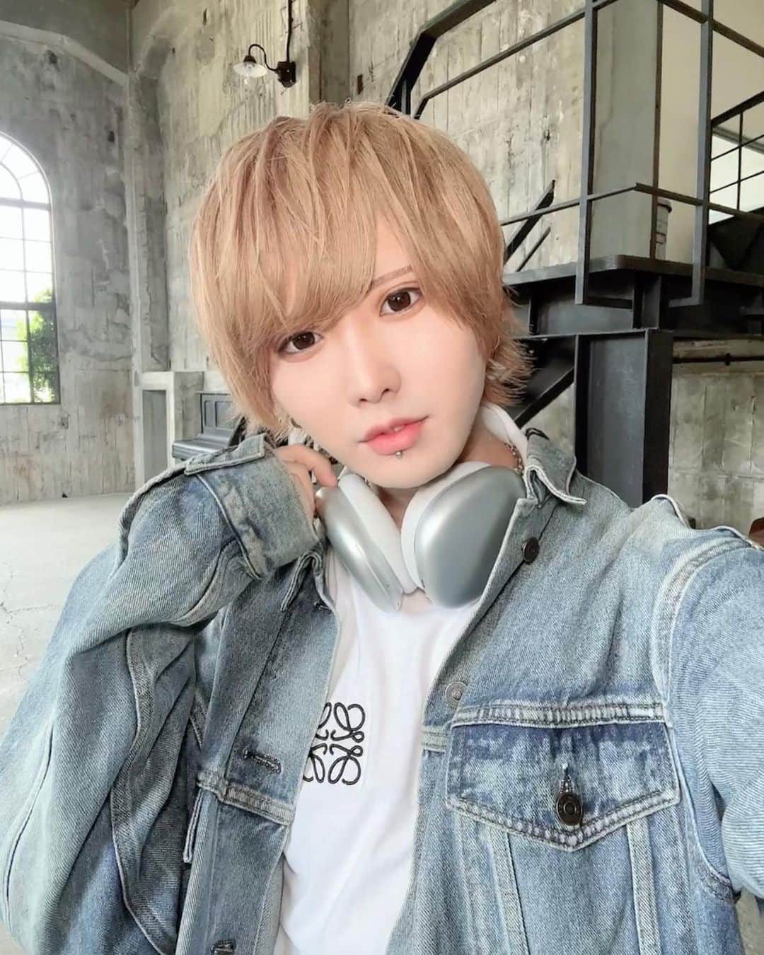 はてにゃんのインスタグラム：「🎧💭  Tops: @loewe  Jacket: @balenciaga」