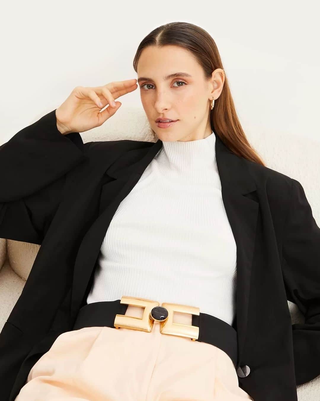 ロジャス・レナーのインスタグラム：「Certos acessórios encaixam perfeitamente com o inverno! 🥰 Passe para o lado e se inspire nas peças que vão dar um up a mais nas suas produções da estação. Clique na imagem e compre os seus favoritos agora mesmo. #acessorios #modafeminina   cinto largo em elástico 783047189 | casaco trench coat alongado 739248186 | suéter em tricô 762654377 | blusa regata em viscose 637797061 | blazer básico e malha 625806143 | cinto largo em elástico 783047189 | cachecol básico com mini franjas 552855736 | colar longo em metal 793859818 | gargantilha rígida em metal 814247416 | colar longo estilo lenço 793873812 | piranha de cabelo modelo borboleta 818449470 | kit 02 presilhas de cabelo 795647544 | kit 02 presilhas de cabelo em metal com detalhes em perolas 793245971 | cinto em metal 792044916 | cinto estreito com fivela floater 796251699」