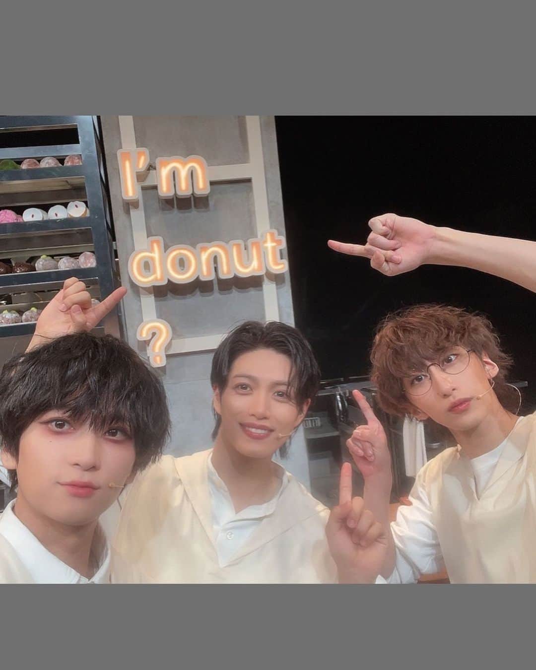 のインスタグラム：「ミュージカル「I'mdonut?」 昨日から始まりました！！ 三人だからこそ、少ない人数だからこそ出せる芝居の掛け合い、妙が上手く活かせていたら良いな。 この物語を見たらきっとドーナツが食べたくなると思います。 帰る時にお配りするドーナツは、ぜひ早めに食べてくださいね🍩 美味しいよ🍩  #ドナミュ #アイムドーナツ」