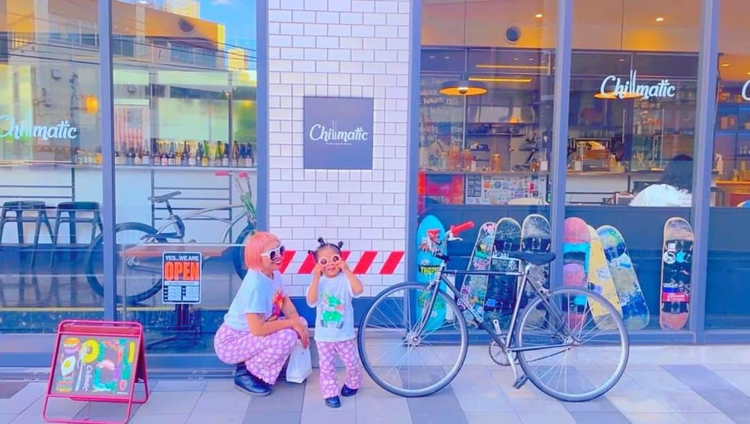 miniのインスタグラム：「@chillmatic_higashibu 1st Anniversary✨🍔🤟🏾 @c.h.i.h.i.r.0   こないだ行ってきた‼️ 美味しすぎる本格American hamburger🍔✨🤤 美味しそうなハンバーガーは、 @chillmatic_higashibu のインスタをcheck❤️‍🔥  いつも皆に可愛い💞って言われる私とアリエルのお揃いdaisy bottomは @melia_kids_official 🌼 #chillmatic #chillmatichigashibu #shibuya #shibuyahumburger #humburger #meliakids #melia #親子リンクコーデ #親子お揃い #キッズ服 #キッズコーデ」