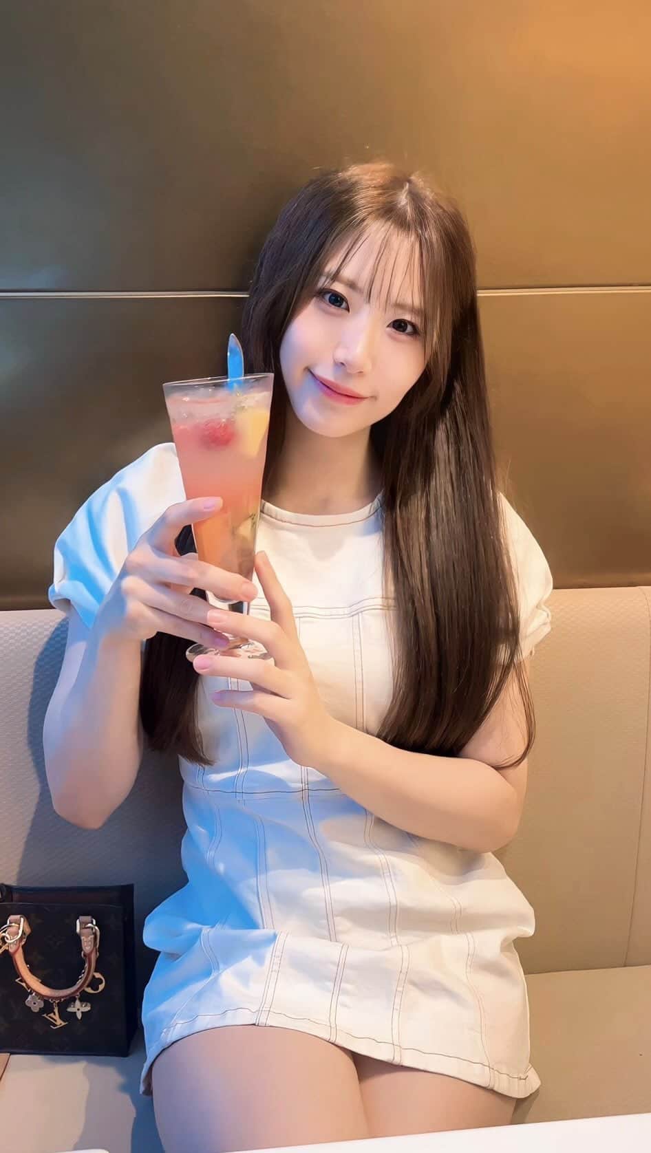 AKARIのインスタグラム：「日常のあかりんご🍎  今日は22時からYouTube生配信です🎀 今日はなぞなぞ大会...！？！？  https://www.youtube.com/live/RczR5hpeV8Y  みにきてね🫶」