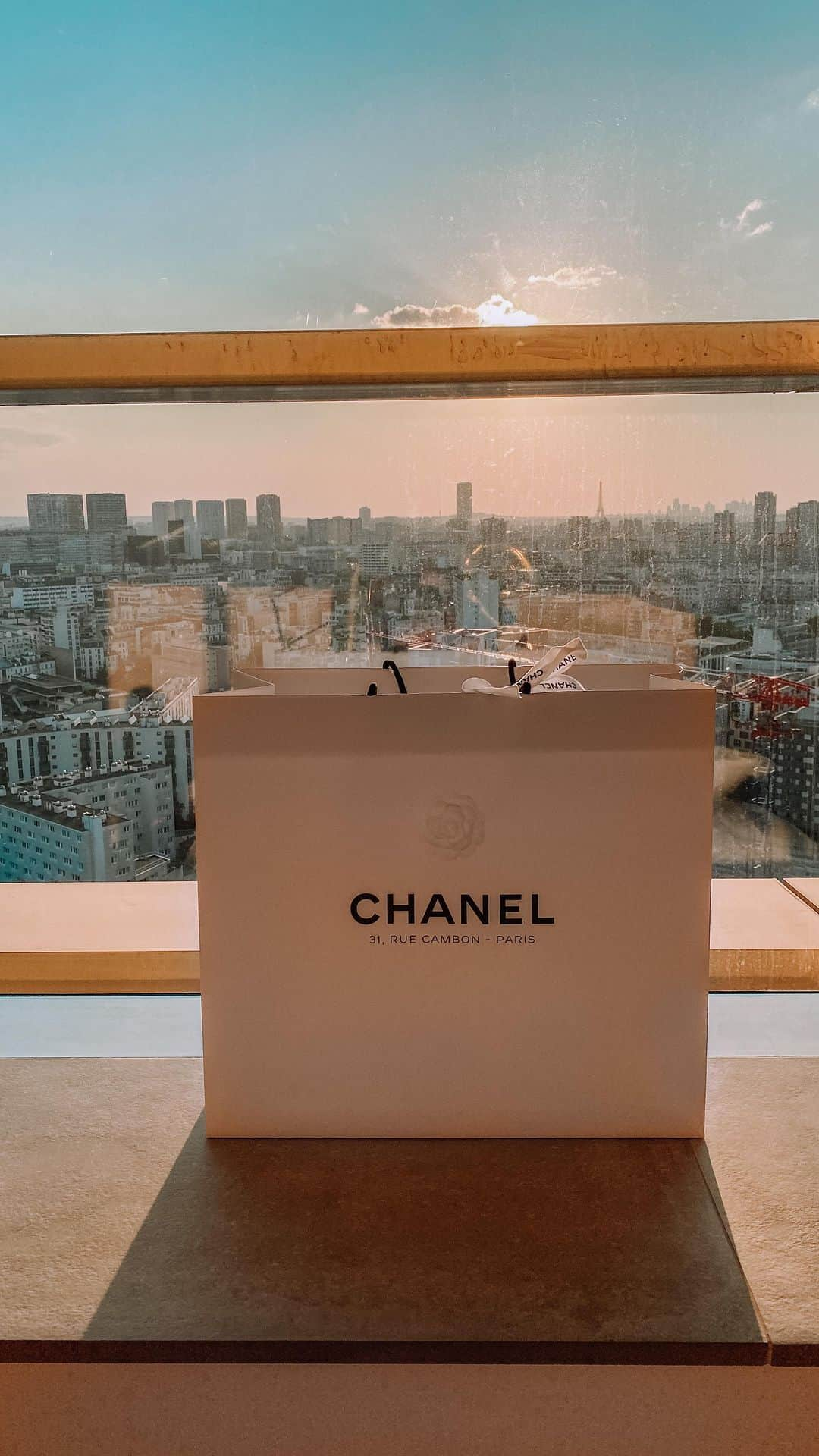 バーボラ・コディトヴァのインスタグラム：「Unboxing in the sky of Paris at @toohotelparis in @nadinemerabi ✨ When looking for my wedding shoes I knew I wanted to have something practical which I can also wear in real life - and what’s better than these lacey slingbacks?! 🤍」