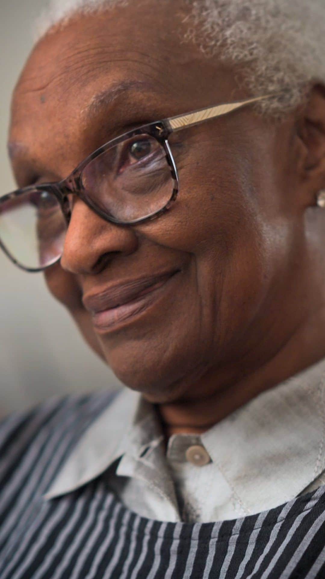 ロイヤル・ファミリーのインスタグラム：「“Everywhere I worked, I was the only black person.”  Carmen Munroe is one of 10 pioneering members of the Windrush Generation who have had portraits commissioned by His Majesty The King to mark 75 years since the arrival of the HMT Empire Windrush on British shores.  Born in 1932 in Guyana, Carmen went on to become a well-known actor on stage and television in the UK, with credits including Doctor Who and the Channel 4 comedy Desmond’s.  The artist Sonia Boyce OBE has created a portrait of Carmen, which along with the other nine artworks, will become part of the Royal Collection.  They are all featured in the fascinating new BBC documentary, Windrush: Portraits of a Generation.  Follow the making of the Windrush portraits, as artist and sitter come together to share testimony and experience over this special commission by The King.  📺 Search to watch it now on @bbciplayer.  #windrush #windrush75 #windrushgeneration #carmenmunroe #theroyalfamily #theroyalcollection #hismajestytheking #art #portrait #bbc #bbciplayer  @royalcollectiontrust @bbcstudios @theopenuniversity」