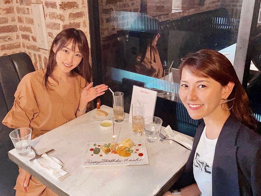 中川祐子さんのインスタグラム写真 - (中川祐子Instagram)「少し前になりますが、 @asako_418 ちゃんのサロンオープンと誕生日のお祝いに 南青山にあるTOKYO Whiskey Libraryでランチをしました〜🥂🎂 . 店内は壁一面にウイスキーが並んでいてインパクト大大！✨✨ なんと1300種類以上もあるんだってー😳‼️ 今回ウイスキーは飲まなかったけど、 見てるだけでもほろ酔い気分？になりましたわん😘 . ランチはコースでお料理も一つ一つとてもオシャレ💕 . こんな素敵な雰囲気がよく似合う 朝子ちゃんは食空間プロデューサー・フラワーデザイナーで テーブルコーディネート、ブーケ、フィンガーフードなど など、、 いつも美しすぎる作品ばかりでウットリしちゃうの😍💓 . 素敵な食卓ってやっぱりテンション上がるし、 お料理もますます美味しく感じるからすごく大事よね☺️ . 久しぶりに会ったから ランチのあとも話が尽きなくて 夜までタリーズでお喋りしちゃった☕️笑 . ゆっくりできて本当に楽しかった🥰 . 朝子ちゃん、改めておめでとう〜✨✨ . #ランチデート  #ランチ女子会  #お祝いランチ #ハッピーバースデー #サロンオープンお祝い  #素敵なお店 #美しいお料理 #tokyowhiskeylibrary #東京ウイスキーライブラリー #ランチコース #南青山ランチ  #素敵な友達」6月23日 21時04分 - nakagawa.yuko