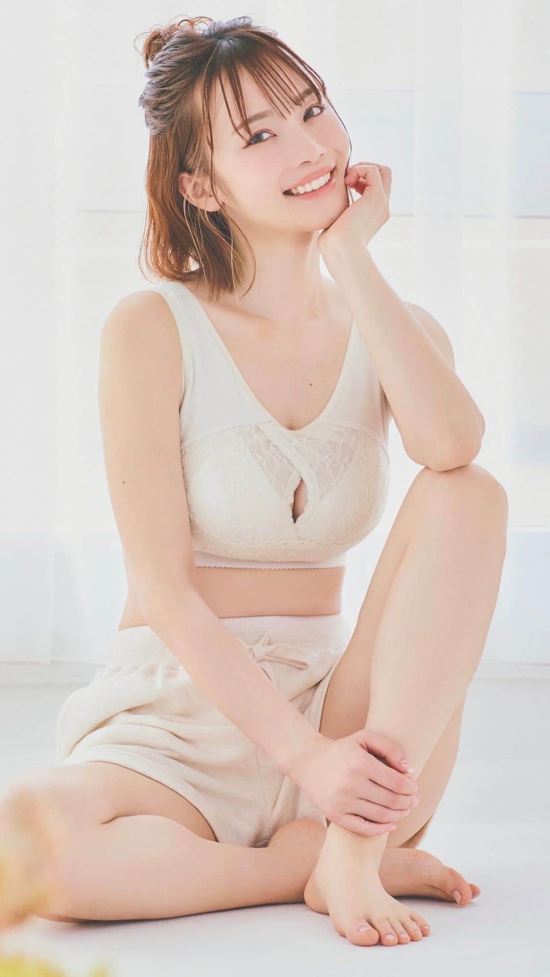 のインスタグラム：「miourエッセンシャルナイトブラ新色"クリーム"登場🍨🤍  公式HPからGETできます︎︎☺︎ ( @miour_official のプロフィールからも飛べます)  #ナイトブラ #miour」