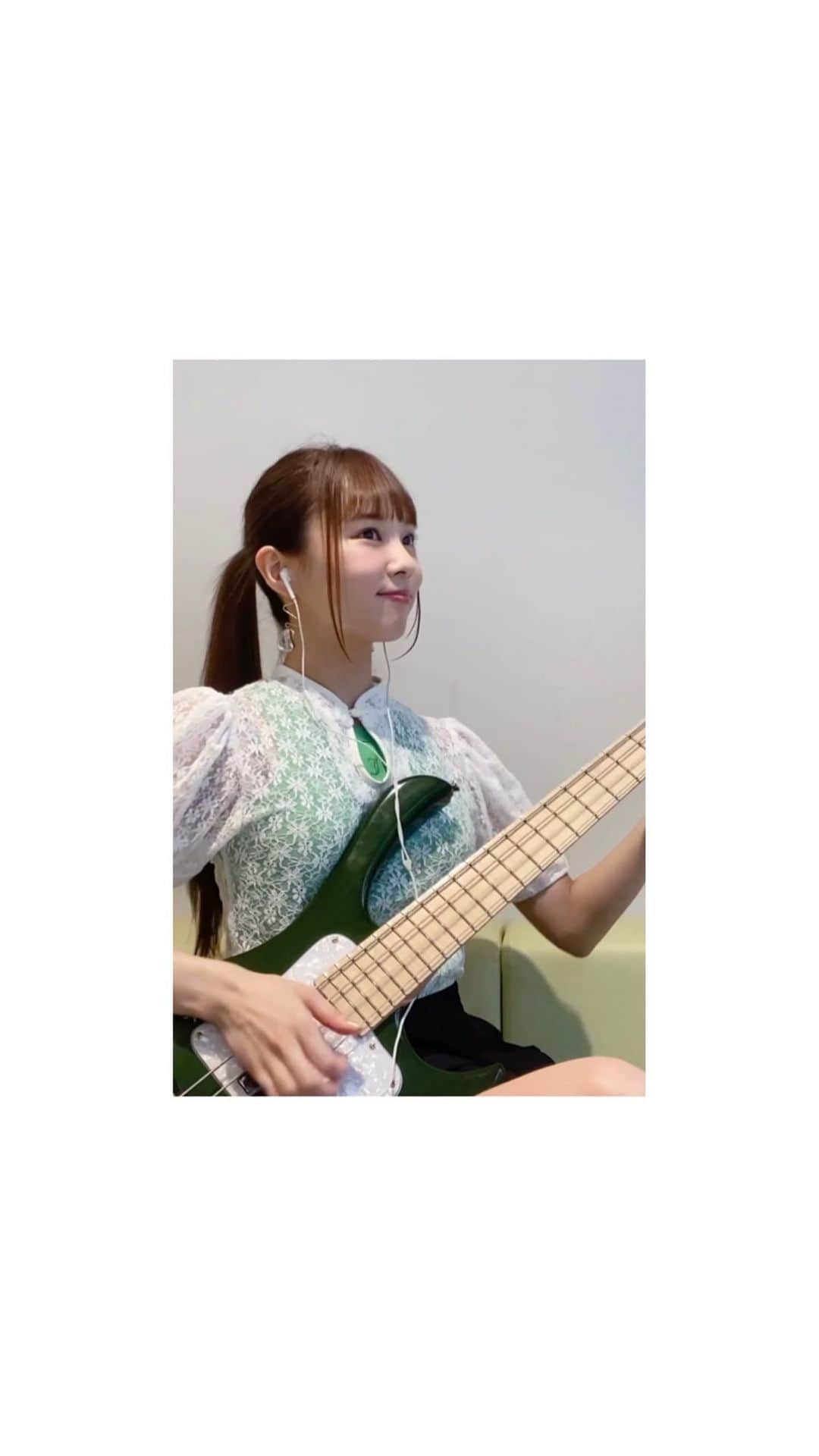 MINAのインスタグラム：「. サインはB / B小町 さん💚 弾いてみました＾＾ I played the bass:)」