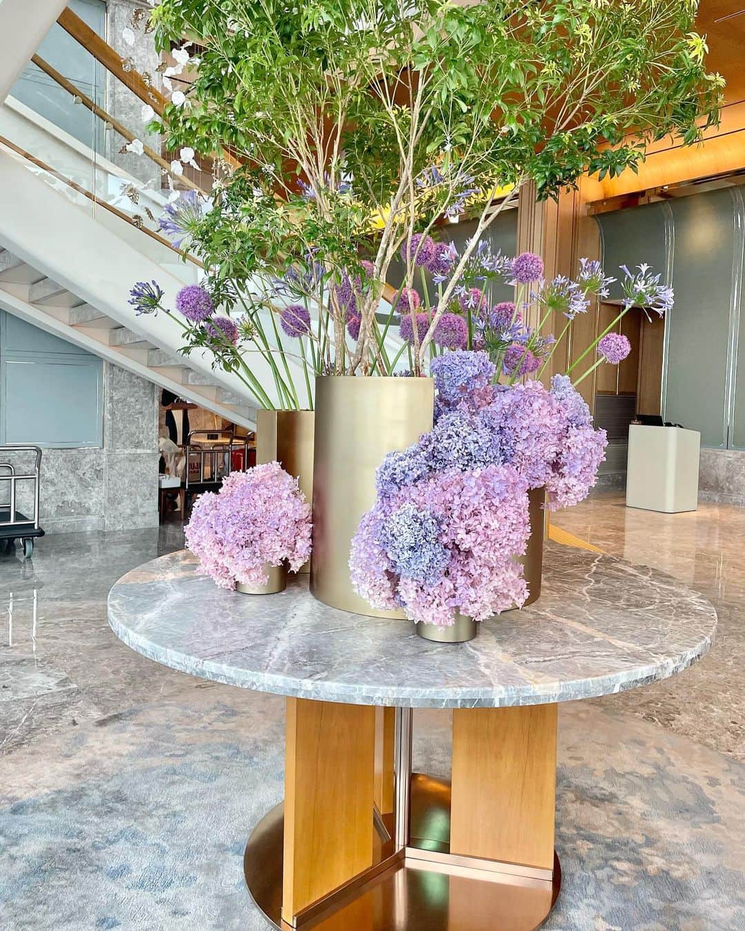 ちゃぴたんのインスタグラム：「お花×曲線＝癒される👸💐  最近泊まるホテルも行くカフェも 曲線的なところばかり🥰  1枚目→SIGNIEL SEOUL 2.3枚目→Paradise city korea」