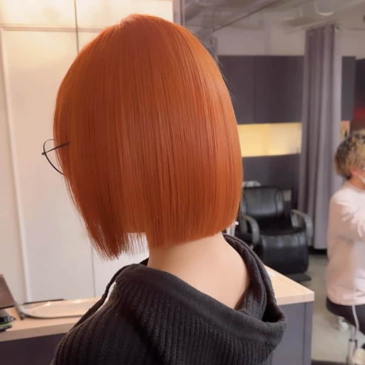 阪下裕紀のインスタグラム：「✨ダメージレスブリーチ✨ ⁡ ⁡ 🎨カラーが不安な方必見🎨 自分史上最高のヘアスタイルとサラツヤヘア😍 ⁡ 是非お気に入りなスタイルはいいね👍保存お願い致します♪良ければフォローもお願い致します😍 ⁡ 最高の髪質改善トリートメント出来ました\(//∇//)\ 顧客のお客様から新規のお客様まで初回は¥10000となっております◎ 是非体感してください\(//∇//)\ ⁡ ※僕が載せてるオリジナルダメージレスブリーチは僕にしかできません！！ ⁡ ⁡ 独自の方法と薬剤を使用している特殊技術です。 いいなぁと思ったらいいね押してくれると喜びます😆⭕️ ⁡ 来店されるときは 髪型を @yuki__sakashitaのラインナップから好きなスタイルを保存して見せてくださいね😍 ⁡ あとは、髪の状態や似合わせであなたに似合う髪型、カラーをご提案させていただきます。 ⁡ 🉐新規クーポン🉐 カット＋ダブルカラー+トリートメント　¥16800- カット＋ケアカラー＋髪質改善　¥18500- 髪質改善　　　　　　　　　　　¥10000- ⁡ ⁡ 🐥良くある質問🐥 Q.カラーのもちは？ A.デザインカラー(ハイライト、バレイヤージュetc)は2〜3ヶ月 ブリーチカラー(全頭ブリーチ、インナーカラー)1〜2ヶ月 Q.オリジナルダメージレスブリーチとはなんですか？ A.僕にしかできないトリートメントとブリーチを配合➕前処理トリートメント、アフタートリートメント髪のダメージレベルを見極めて調合します。 Q.どんな髪質でも大丈夫ですか？ すでに過度のダメージがあったり、黒染め履歴がある場合は希望のカラーにするためのプロセスが異なる場合があります。 その場合でも最善の提案をさせていただきます。 Q.髪質改善はどんな髪でも出来ますか？ ブリーチしてる方からしてない方まで幅広く対応できます！ 軟毛〜普通毛　一回で感動レベル🥺 硬毛、癖毛　1〜2回で完璧に仕上げます！ Q.髪質改善のもちは？ 1ヶ月以上です✨ もちろん繰り返すほど定着しやすくなりもっとモチも良くなります^ ^ ⁡ 👑カラースペシャリスト👑 ✂️ダメージ90%OFFのブリーチができる ✂️豊富な経験で失敗しないカラーができる ✂️年間1000人以上担当している実績 ⁡ 🔱カラーの失敗が心配な人でも大丈夫🔱 僕のオリジナルダメージレスブリーチは他店ではマネ出来ないやり方です。✨ カラーなら僕にお任せください💗 今までのブリーチに比べて圧倒的にダメージレス、ツヤツヤカラーを楽しめます。 豊富な経験によるカラー知識であなたの なりたいカラー叶えます✨ ⁡ ✂️痛みたくない ✂️可愛いカラーになりたい ✂️デザインカラーを楽しみたい ✂️手触り良くしたい ✂️透明感が欲しい ✂️赤みオレンジ味を無くしたい カラーが不安な方は一度カラー美容師阪下までご相談ください😆 ⁡ 👑丁寧なマンツーマン接客👑 お客様を1人1人幸せにしたいという想いから 1人1人マンツーマンで接客させていただいてます😄一緒にステキな髪型作りましょう ⁡ 丁寧な接客と技術でお客様に少しでも素敵な 時間を過ごして頂けると嬉しいです。 ⁡ このインスタをみて好感を持ってもらい僕に髪の毛を任せてもらえるようでしたらお客様に喜んで頂けるよう全力で綺麗にさせていただきます✨ ⁡ ご予約ご相談は 🕴トップのURLまたはDM 担当:阪下裕紀 ⁡ 住所 東京都渋谷区神宮前4-26-2守谷ビル2F アクセス ⁡ 千代田線 明治神宮前駅 徒歩5分 副都心線 明治神宮前駅 徒歩5分 JR原宿駅　徒歩7分 東京メトロ　表参道駅　徒歩7分 ⁡ ⁡」