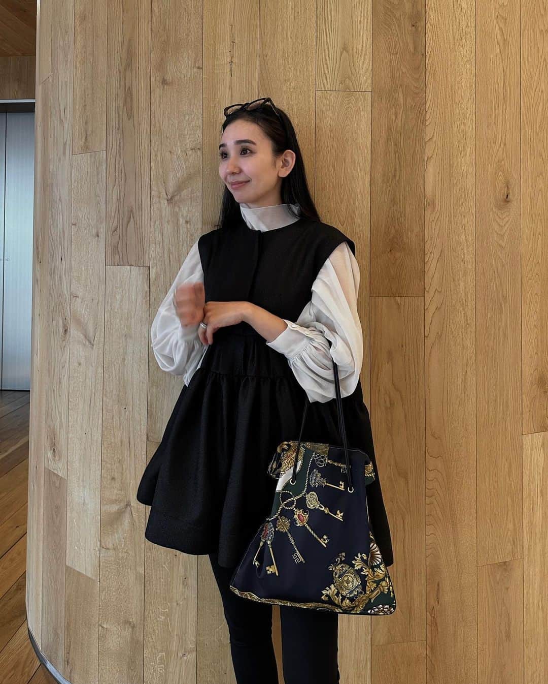 鈴木詩織のインスタグラム：「最近の雨の日コーデまとめ☔️​ ​ レザーのバッグは持てないので、@chicolatte_lefreak ヴィンテージスカーフのバッグにしてみたよ♡​ 足元はテンパレイトのレインシューズで✨​ ​ バッグは一点物のリメイクバッグだからそれが素敵だなと😉​ とっても軽いし、両方のかたちとも中身がかなり入るの！​ ​ シンプルなコーデのポイントになるからいいよねっ🤍✨​ ​ ▼PIPING BAG​ https://www.store-chicolatte.jp/categories/2319965​ ​ ▼KNAP SACK https://www.store-chicolatte.jp/categories/3806388 ​ ​ #chicolatte  #vintagestyle #remake #巾着バッグ #4WAYBAG#3WAYBAG #KNAPSACK#ナップサック#pipingbag#scarf#ママコーデ#夏コーデ＃ハンドメイド」
