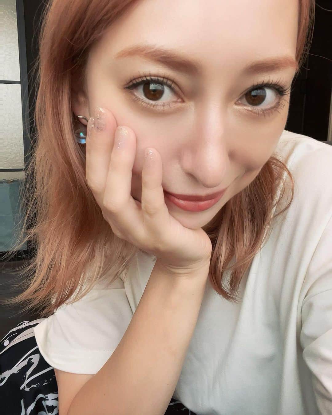 ダーブロウ有紗のインスタグラム：「まつ毛パーマでくるりん💫  梅雨はビューラーしてもすぐ下がってきちゃうから本当助かる😮‍💨 Thanks @lovecurl.sancha ♡ そして髪の毛に合わせて眉毛もピンク系のアイシャドーのせてみた💓 髪の色変わるとメイクも変わって楽しい🥰  #まつげパーマ #pinkmakeup」