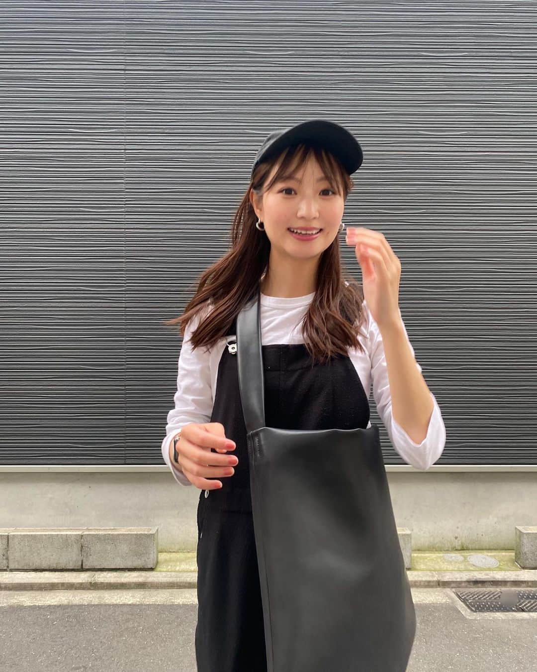 和田瞳さんのインスタグラム写真 - (和田瞳Instagram)「たこ焼きが食べたいです、広島風お好み焼きも食べたいです、まとめるとソース系のものが食べたいです。そんな気分です。 〜不意打ちショットを添えて〜  tshirt : #commedesgarcons  jumperskirt : #douxarchives  sneakers : #MICHEALKORS bag : #sonne cap : #agnesb  pierce : #whim」6月23日 21時12分 - hitogram0218