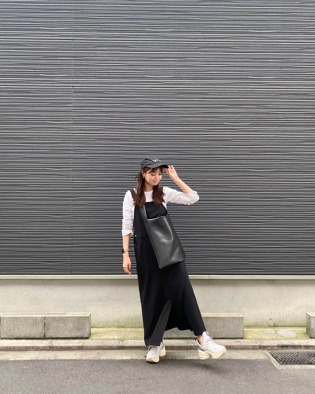 和田瞳さんのインスタグラム写真 - (和田瞳Instagram)「たこ焼きが食べたいです、広島風お好み焼きも食べたいです、まとめるとソース系のものが食べたいです。そんな気分です。 〜不意打ちショットを添えて〜  tshirt : #commedesgarcons  jumperskirt : #douxarchives  sneakers : #MICHEALKORS bag : #sonne cap : #agnesb  pierce : #whim」6月23日 21時12分 - hitogram0218