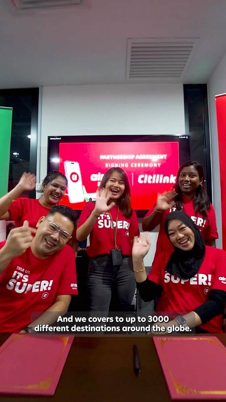 エアアジアのインスタグラム：「Guess who just became BFFs with @citilink ? 🤜🤛  Hold on tight, because we’ve got a mind-blowing surprise for you! Check out this video and uncover the secret to unlocking mind-boggling savings while soaring through the skies with Citilink on airasia Superapp! 🚀✨  #airasiasuperapp #citilink #exploreyourway」